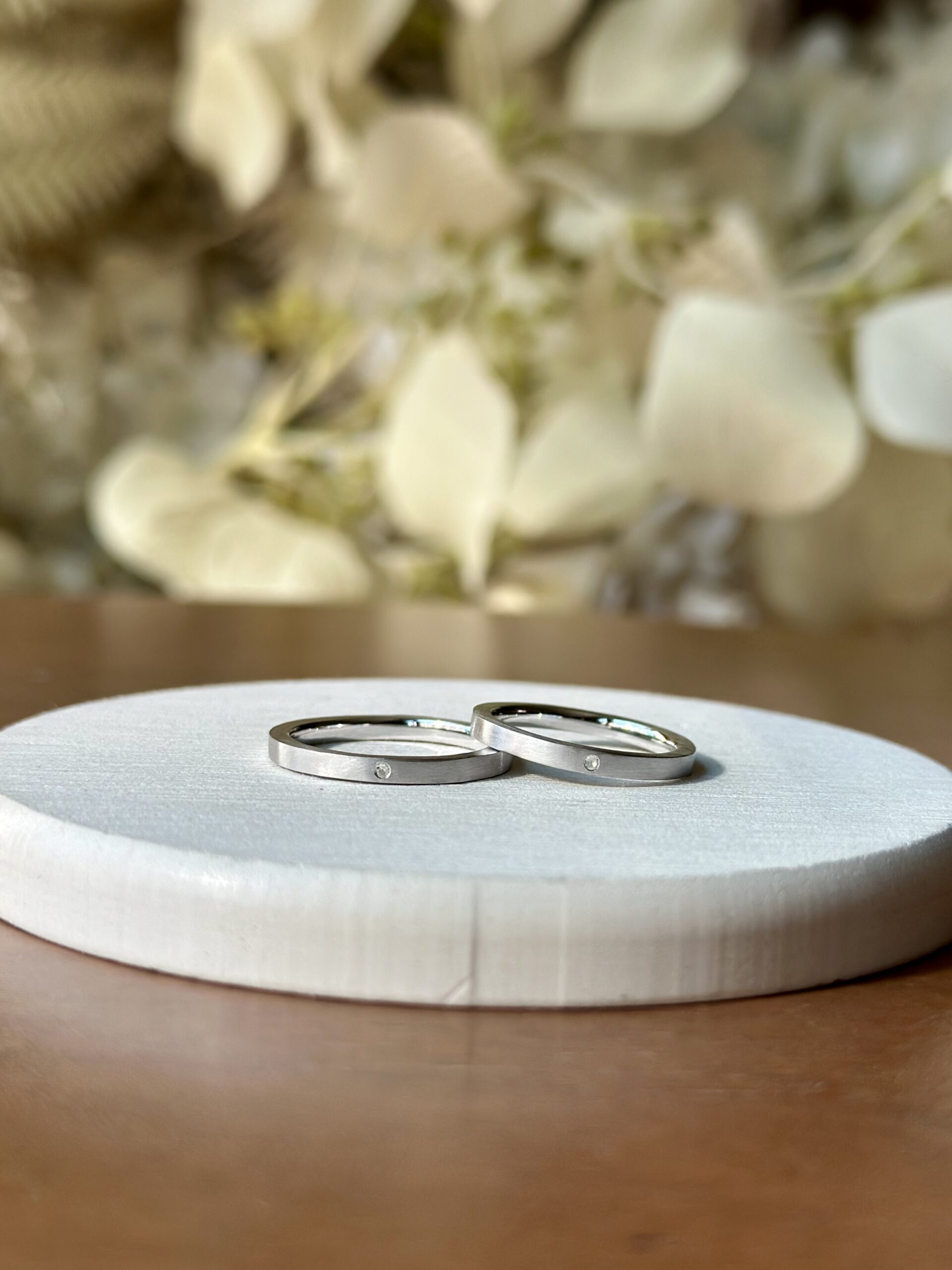 シルバー925 平打ち（内甲丸） つや消し ２mm カラーレスダイヤモンド カラーリング（ロジウム） レーザー刻印