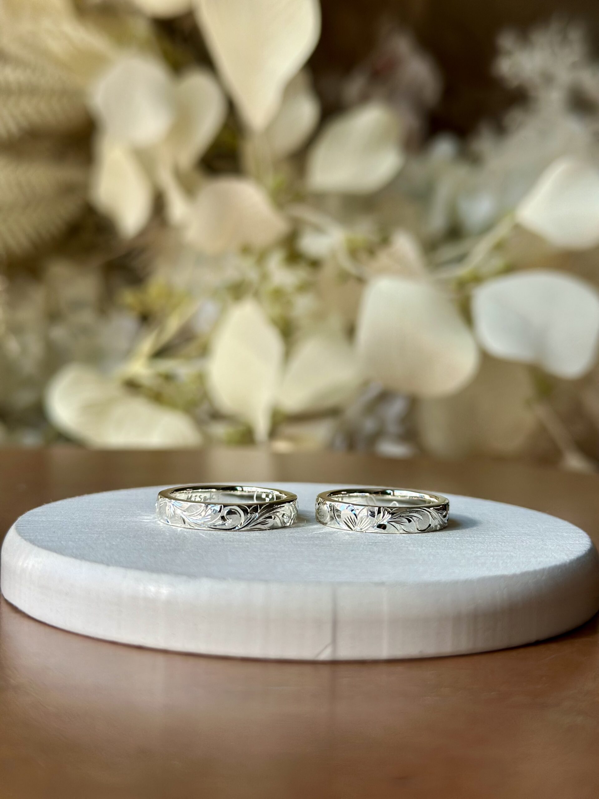 手作りハワイアンシルバーリング（ペアリング） シルバー925 平打ち（内甲丸） ハワイアン ４mm アイスブルーダイヤモンド カラーリング（イエローゴールド） 手書きレーザー刻印