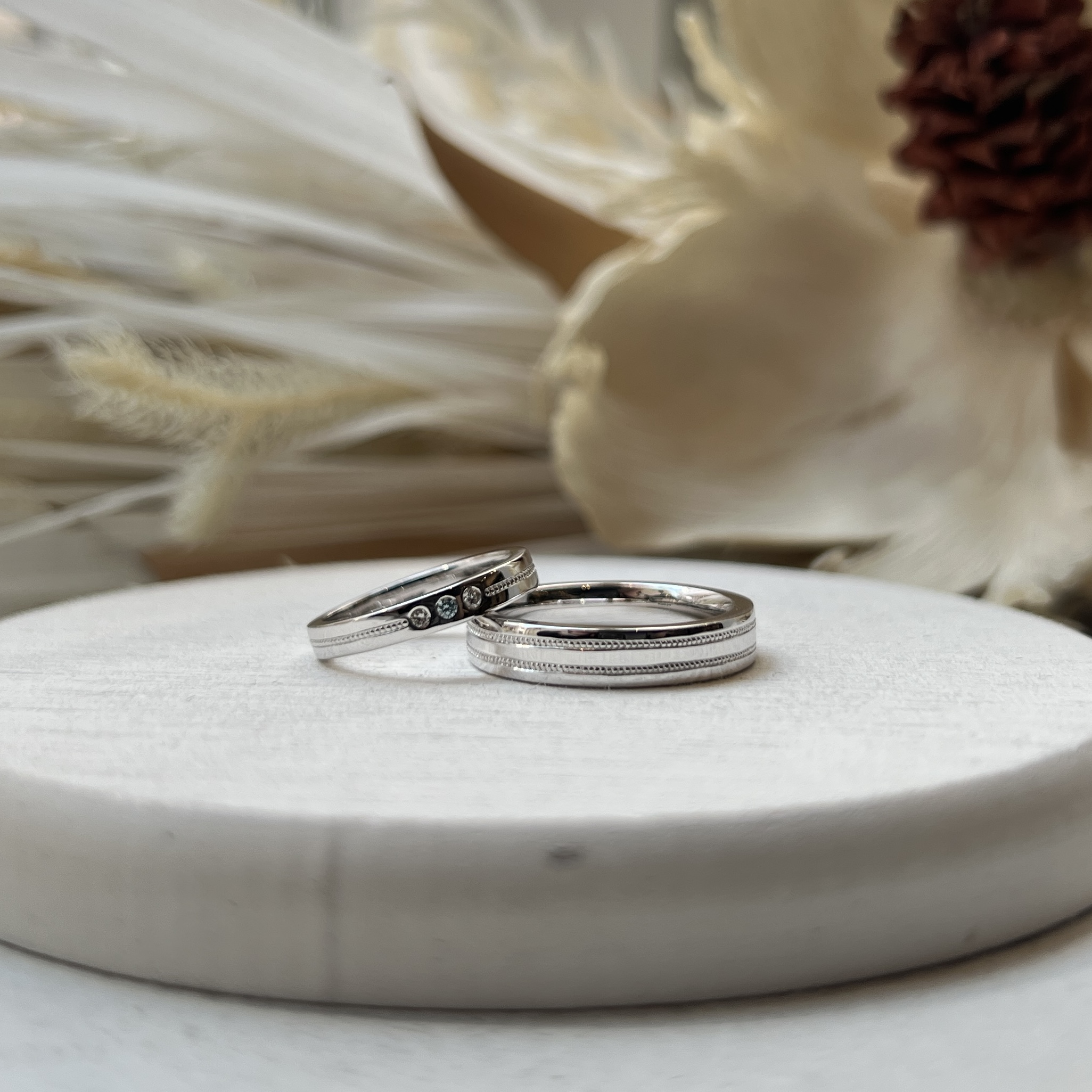 手作りペアリング（シルバー） シルバー925 平打ち（内甲丸） 鏡面 ３mm ４mm アイスブルーダイヤモンド カラーレスダイヤモンド カラーリング（ロジウム） ミル打ち 手書きレーザー刻印