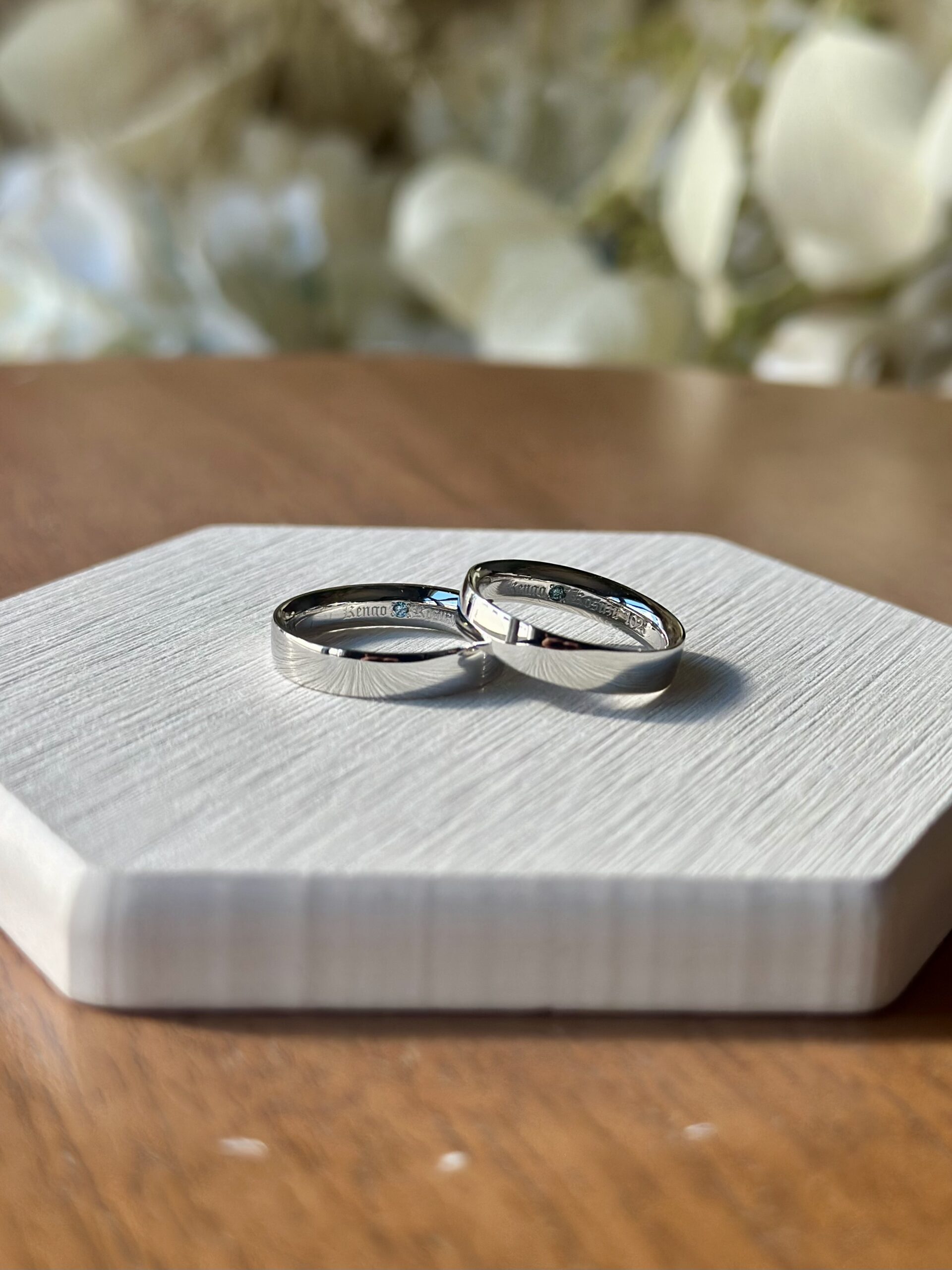 手作り結婚指輪 アイスブルーダイヤ プラチナ（Pt950） 平打ち（内甲丸） 鏡面 ４mm レーザー刻印