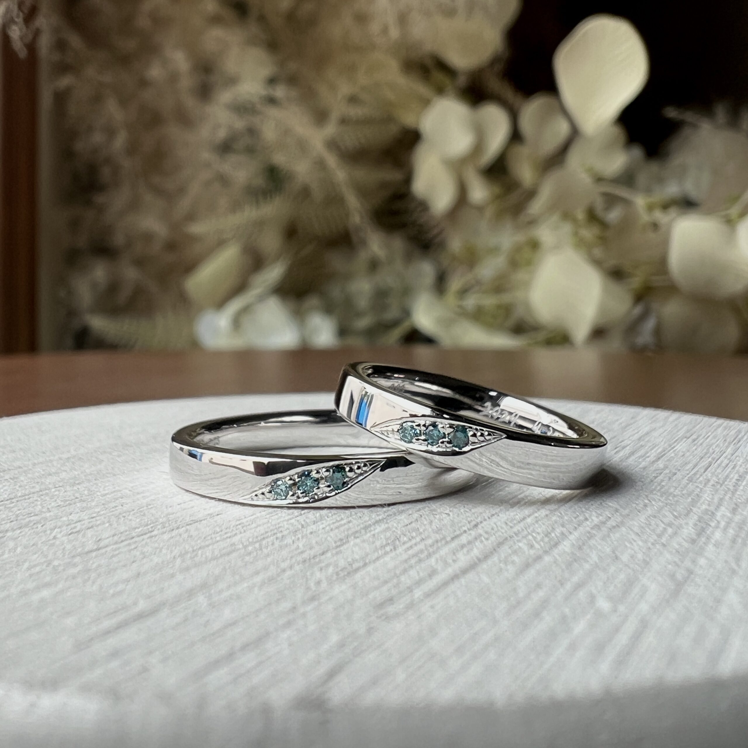 手作りペアリング（シルバー） アイスブルーダイヤ 彫り留め 平打ち（内甲丸） 鏡面 ３mm 11月 ブルートパーズ 5月 エメラルド アイスブルーダイヤモンド スカイブルーダイヤモンド ブルーダイヤモンド カラーリング（ロジウム） 手書きレーザー刻印