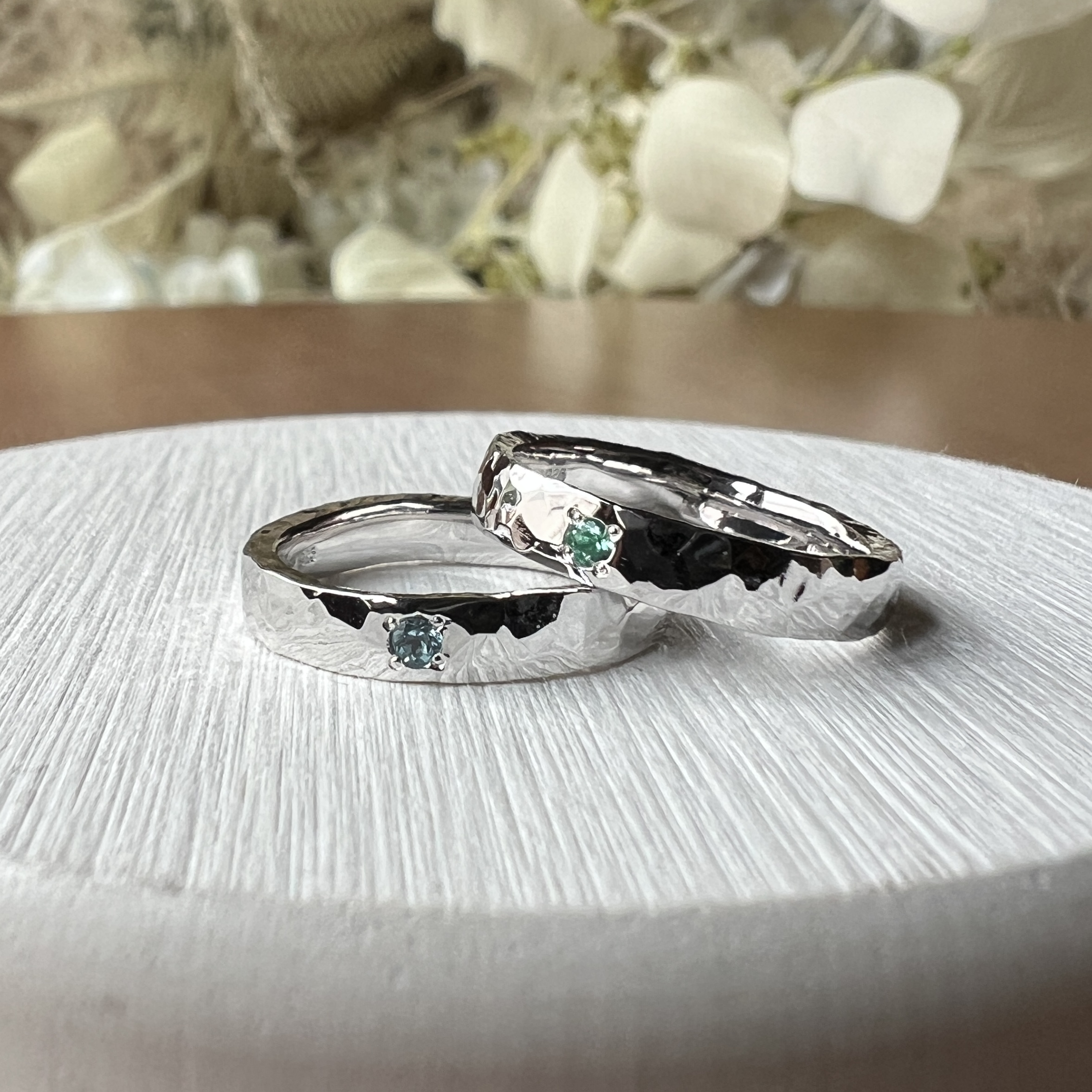 手作りペアリング（シルバー） シルバー925 平打ち（内甲丸） ハンマー 鏡面 ３mm 11月 ブルートパーズ 5月 エメラルド カラーリング（ロジウム）