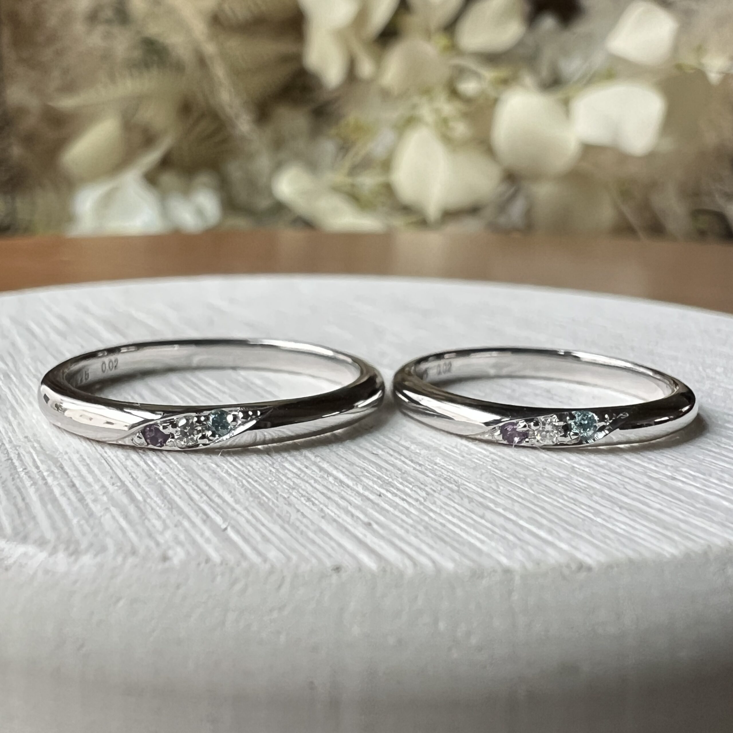 手作りペアリング（シルバー） シルバー925 甲丸 鏡面 ２mm 2月 アメシスト アイスブルーダイヤモンド カラーレスダイヤモンド カラーリング（ロジウム） 手書きレーザー刻印