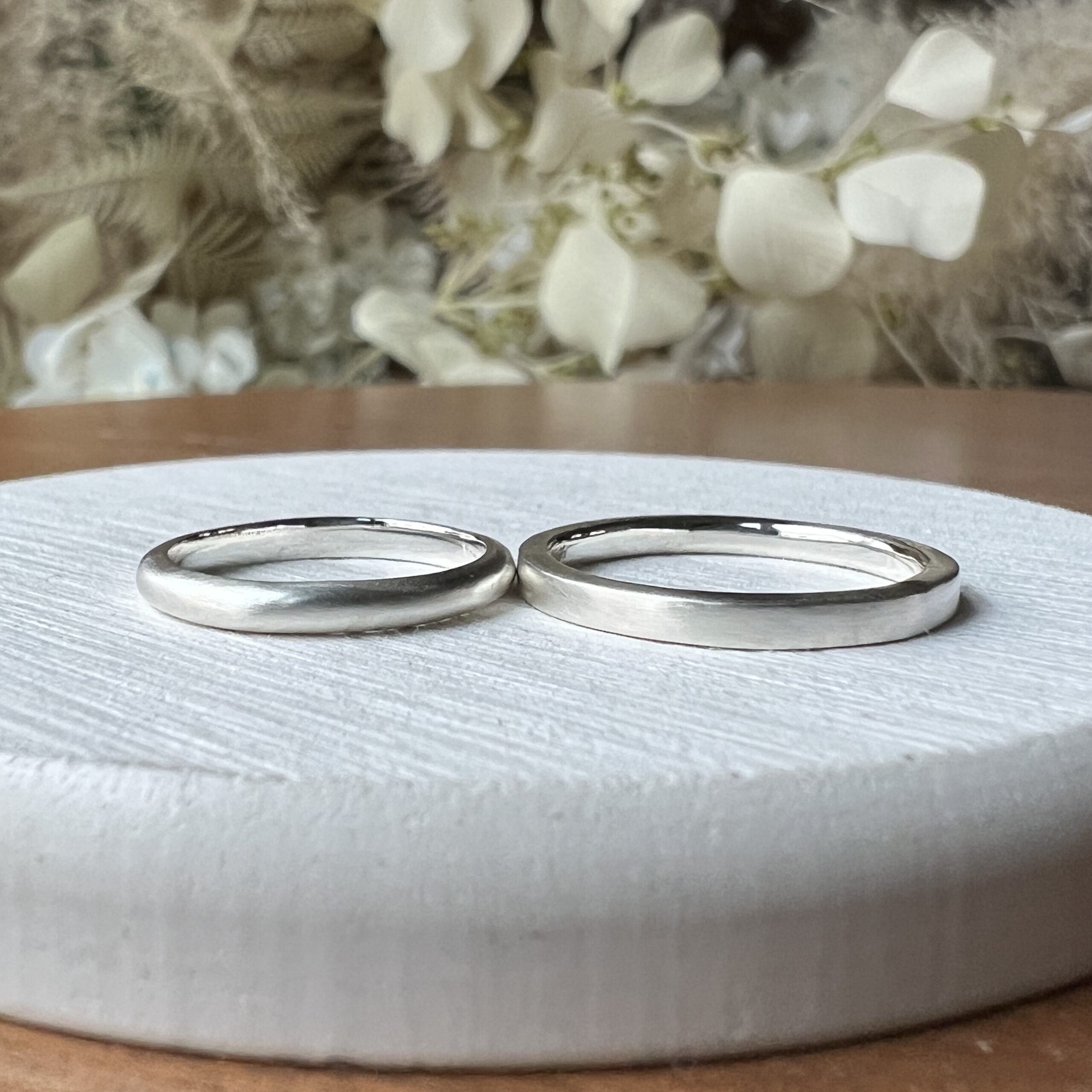 手作りペアリング（シルバー） シルバー925 平打ち（内甲丸） 甲丸 つや消し ２mm 5月 エメラルド 9月 サファイア カラーリング（ロジウム） レーザー刻印