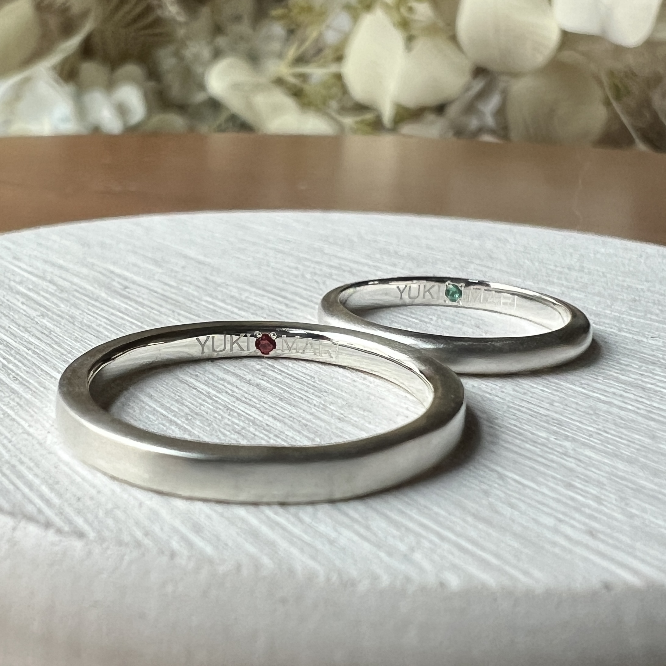 手作りペアリング（シルバー） シルバー925 平打ち（内甲丸） 甲丸 つや消し ２mm 5月 エメラルド 9月 サファイア カラーリング（ロジウム） レーザー刻印