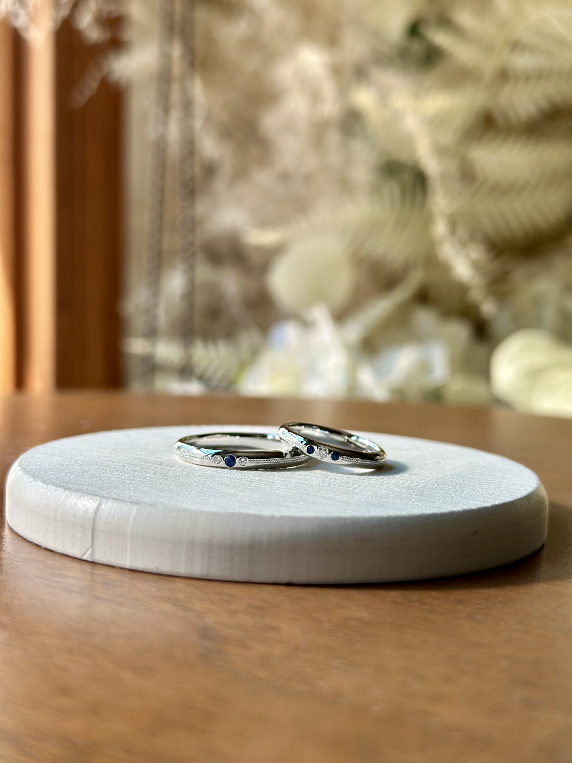 手作りペアリング（シルバー） シルバー925 甲丸 鏡面 ３mm 9月 サファイア カラーレスダイヤ70％ カラーリング（ロジウム） ミル打ち