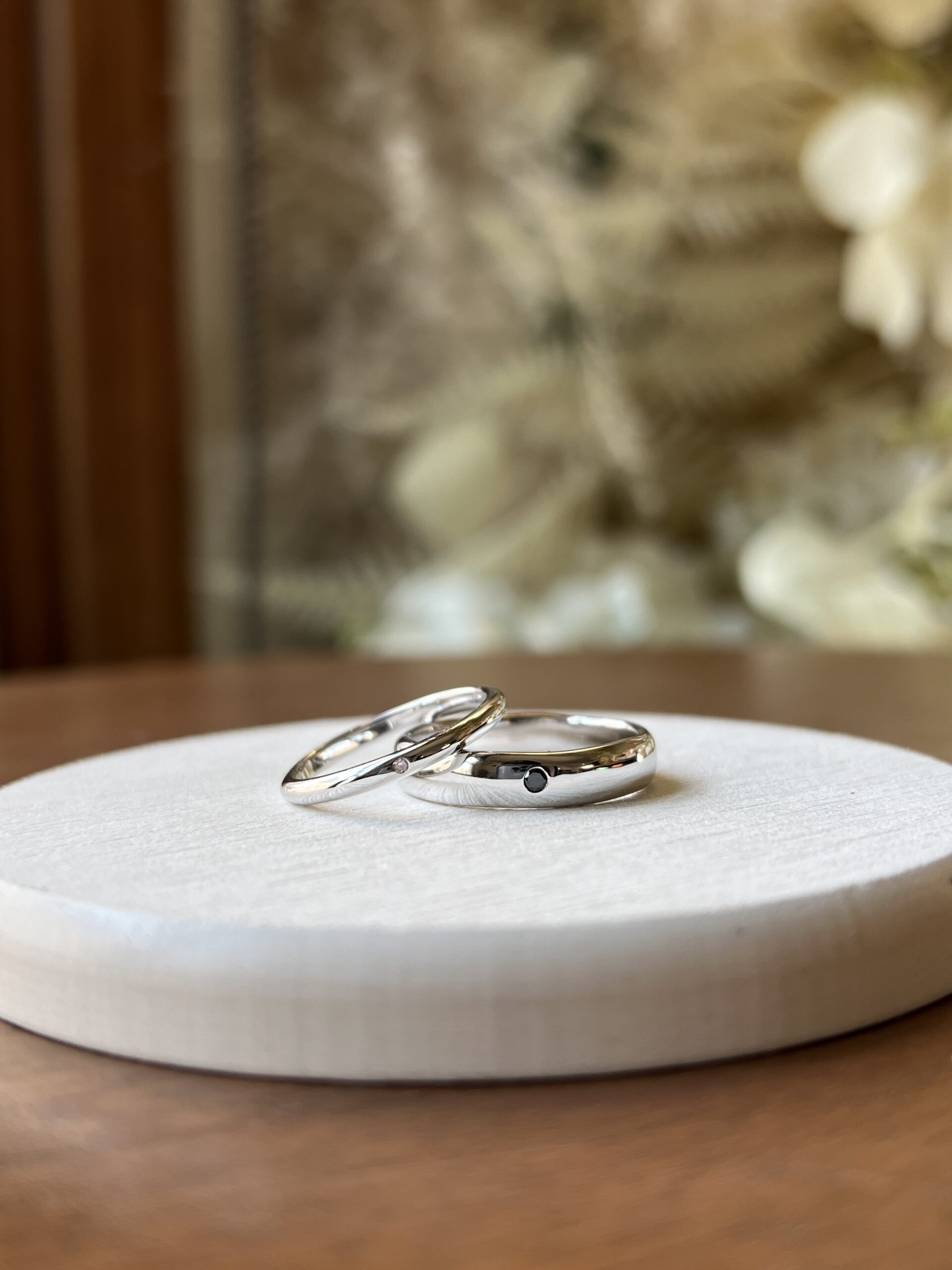 手作りペアリング（シルバー） シルバー925 甲丸 鏡面 ２mm ６mm ピンクダイヤモンド ブラックダイヤモンド30% カラーリング（ロジウム）