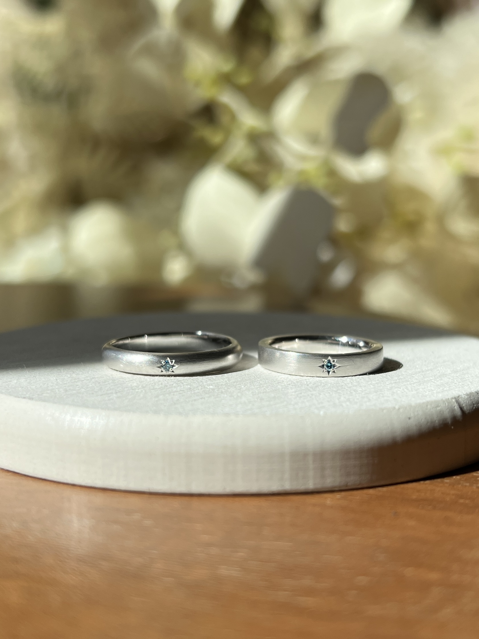 手作りペアリング（シルバー） シルバー925 五光留め 平打ち（内甲丸） 甲丸 つや消し ３mm スカイブルーダイヤモンド カラーリング（ロジウム） 手書きレーザー刻印