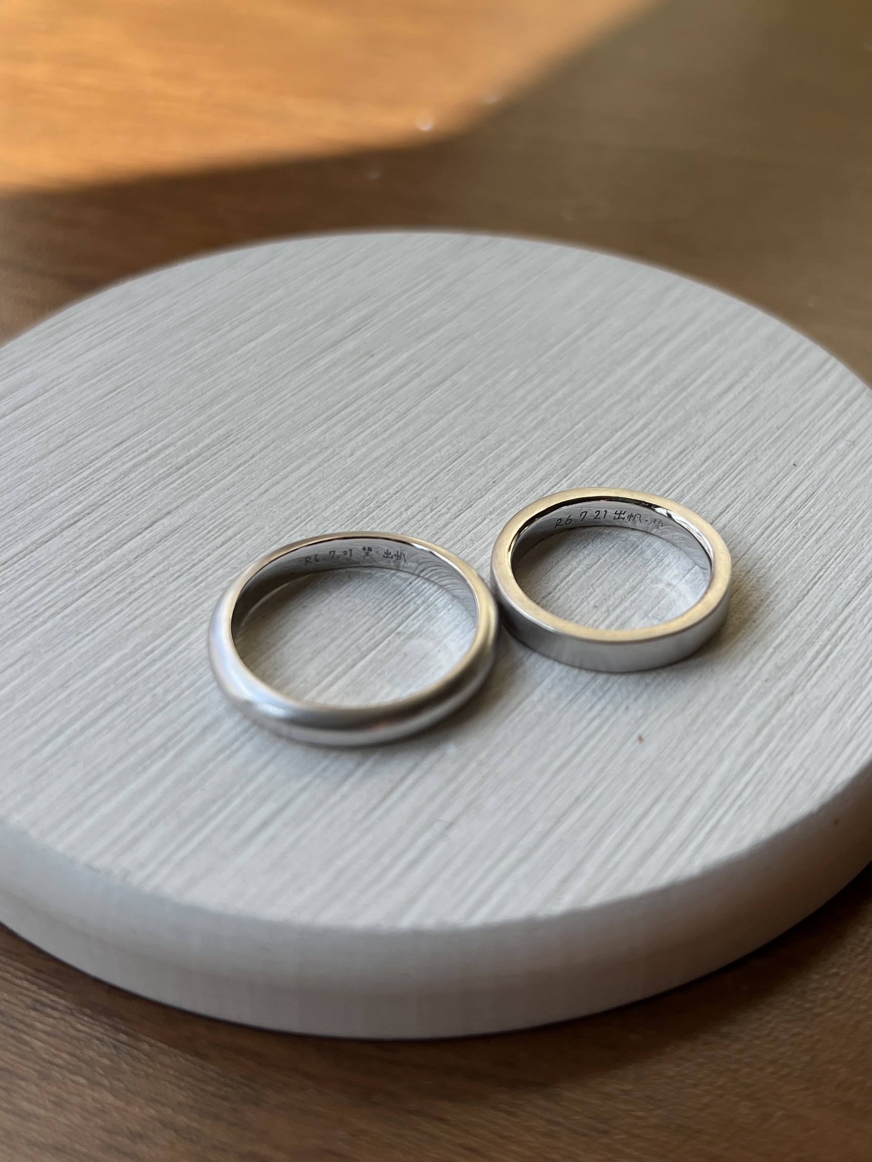 手作りペアリング（シルバー） シルバー925 五光留め 平打ち（内甲丸） 甲丸 つや消し ３mm スカイブルーダイヤモンド カラーリング（ロジウム） 手書きレーザー刻印