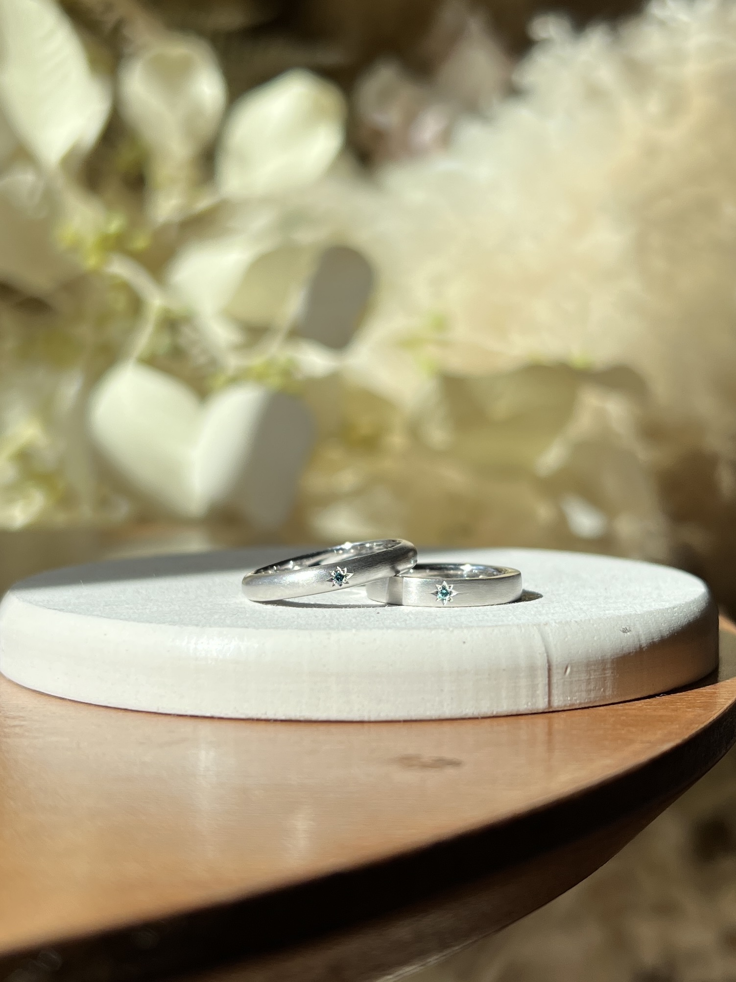 手作りペアリング（シルバー） シルバー925 五光留め 平打ち（内甲丸） 甲丸 つや消し ３mm スカイブルーダイヤモンド カラーリング（ロジウム） 手書きレーザー刻印