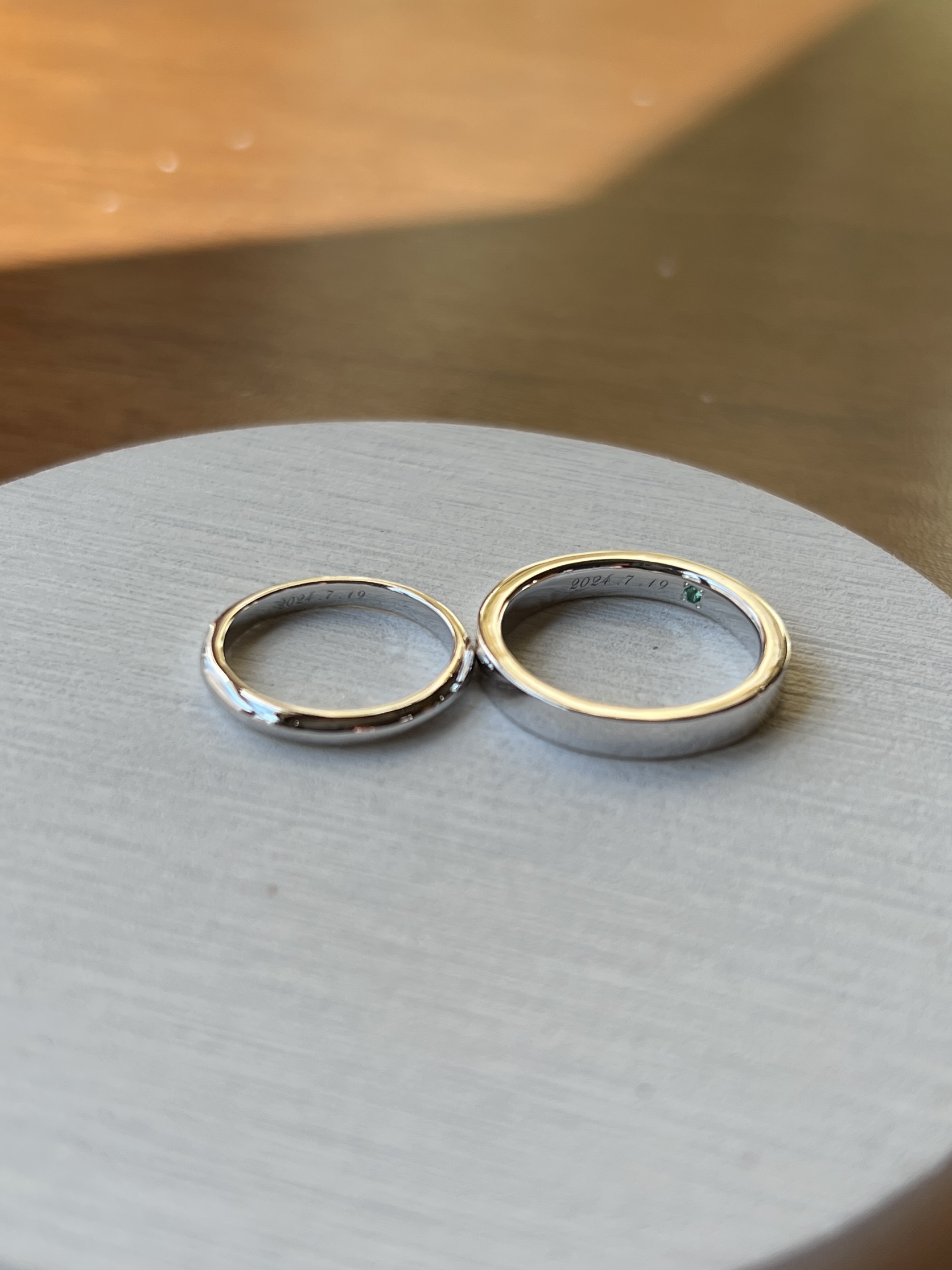 手作りペアリング（シルバー） シルバー925 彫り留め 平打ち（内甲丸） 甲丸 鏡面 ２mm ３mm 5月 エメラルド 9月 サファイア カラーレスダイヤモンド カラーリング（ロジウム） レーザー刻印