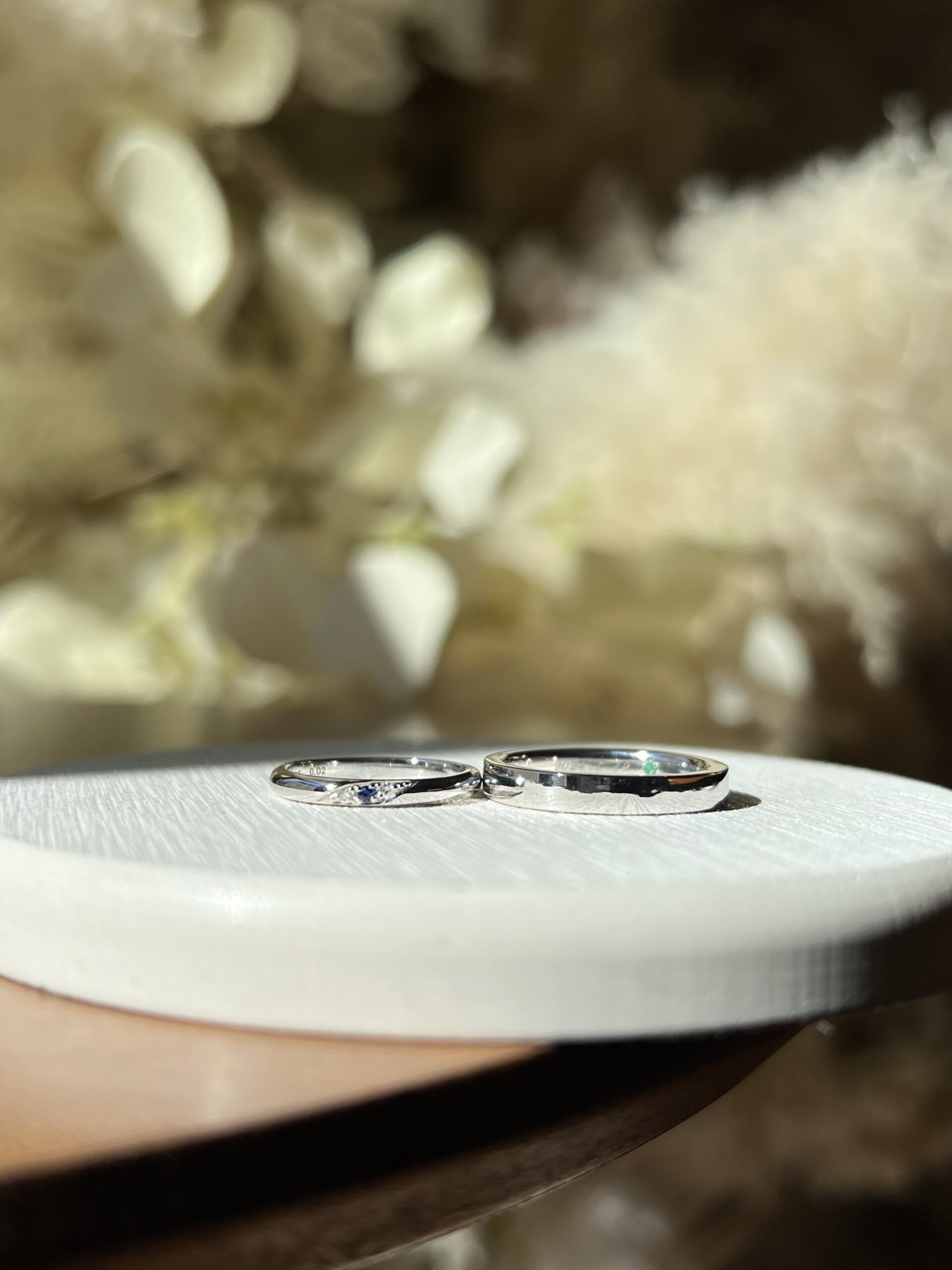 手作りペアリング（シルバー） シルバー925 彫り留め 平打ち（内甲丸） 甲丸 鏡面 ２mm ３mm 5月 エメラルド 9月 サファイア カラーレスダイヤモンド カラーリング（ロジウム） レーザー刻印