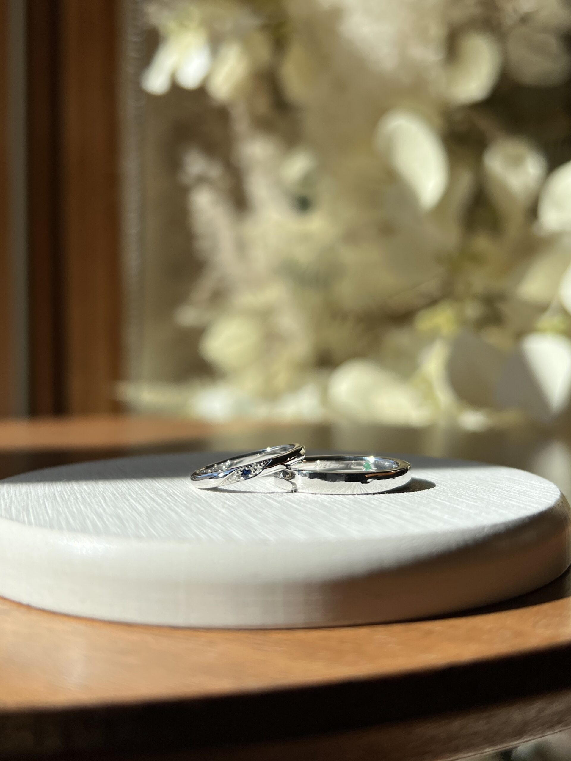 手作りペアリング（シルバー） シルバー925 彫り留め 平打ち（内甲丸） 甲丸 鏡面 ２mm ３mm 5月 エメラルド 9月 サファイア カラーレスダイヤモンド カラーリング（ロジウム） レーザー刻印