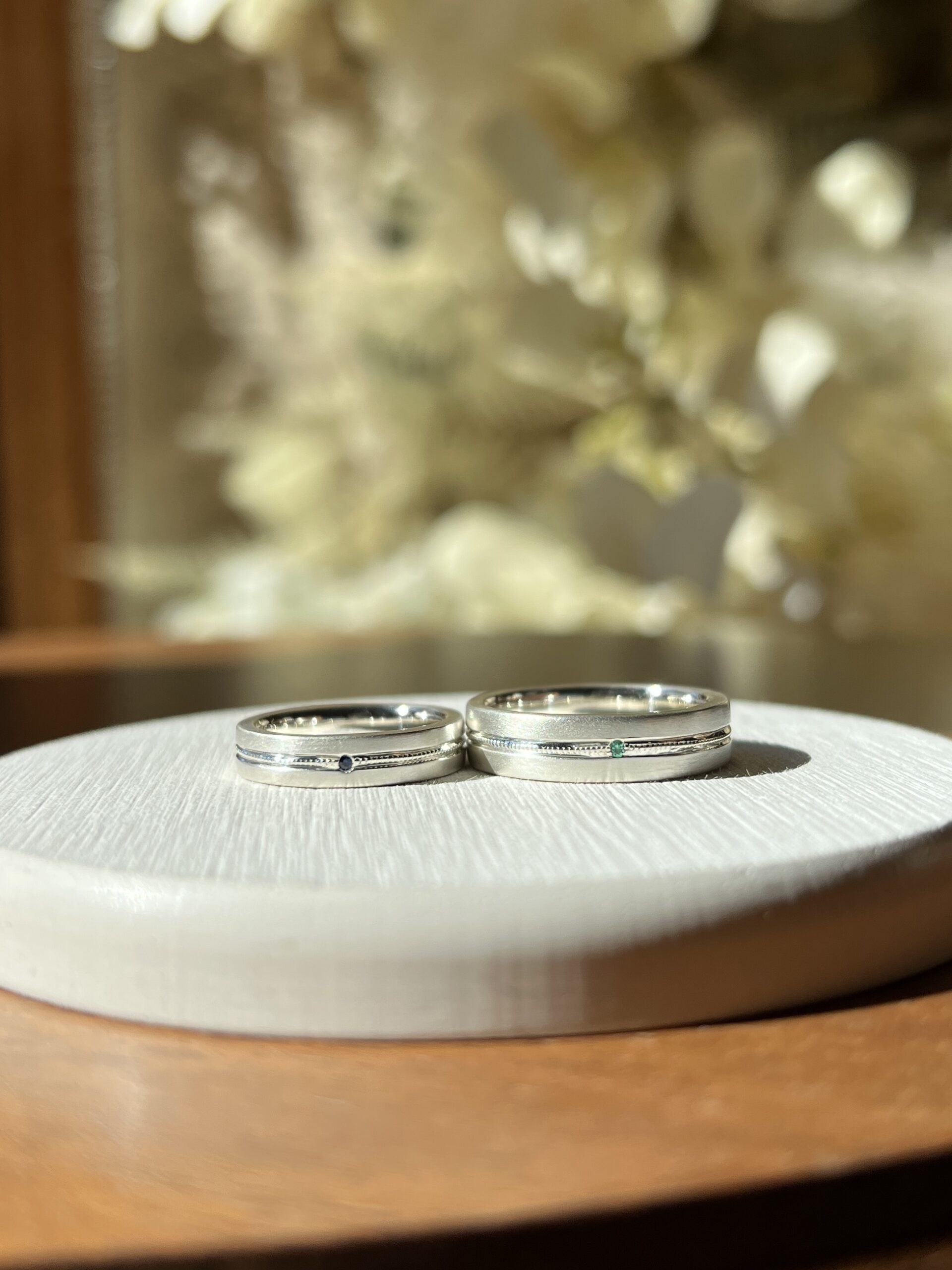 手作りペアリング（シルバー） シルバー925 平打ち（内甲丸） つや消し ４mm ５mm 5月 エメラルド 9月 サファイア カラーリング（ロジウム） ミル打ち