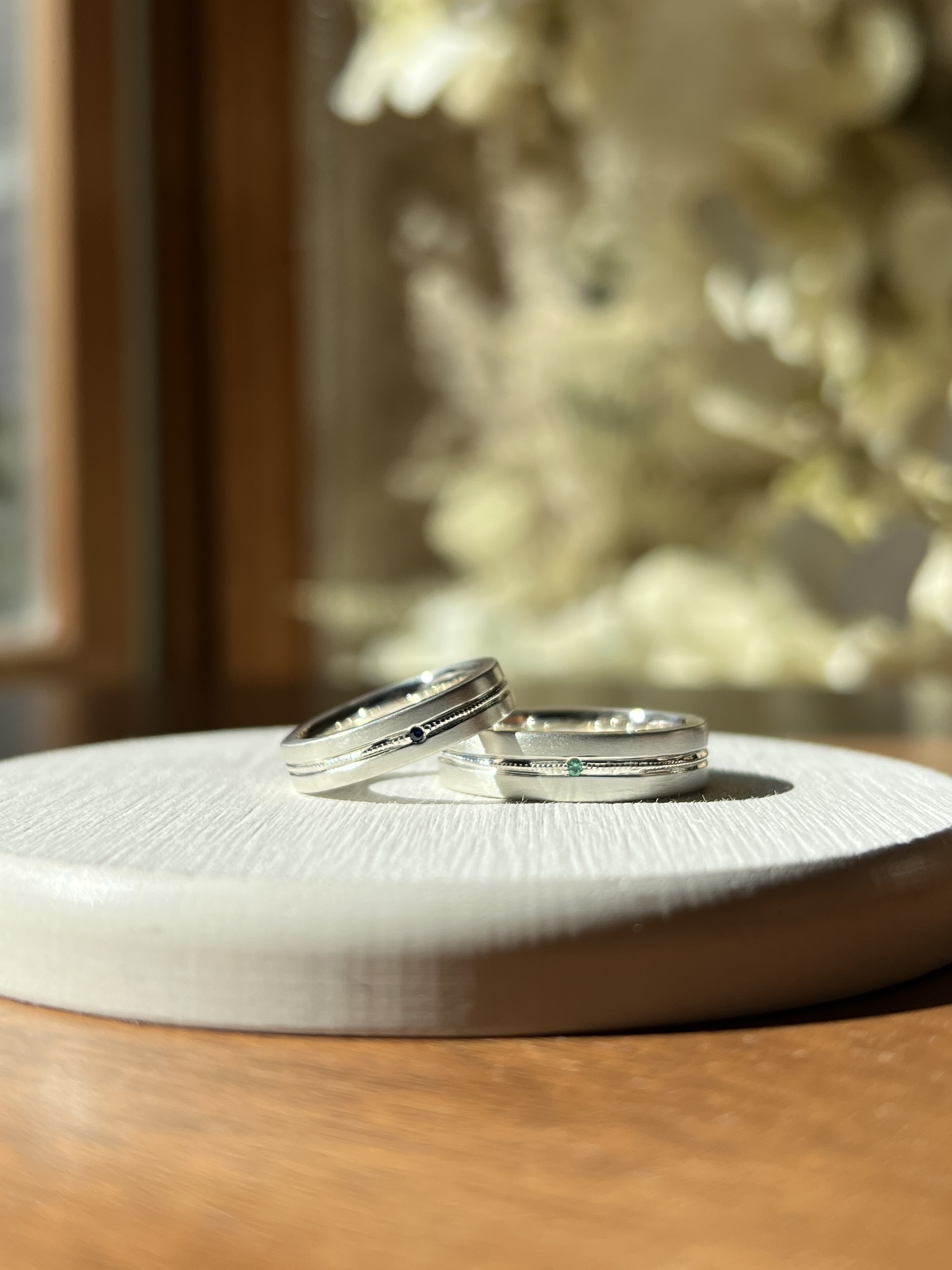 手作りペアリング（シルバー） シルバー925 平打ち（内甲丸） つや消し ４mm ５mm 5月 エメラルド 9月 サファイア カラーリング（ロジウム） ミル打ち