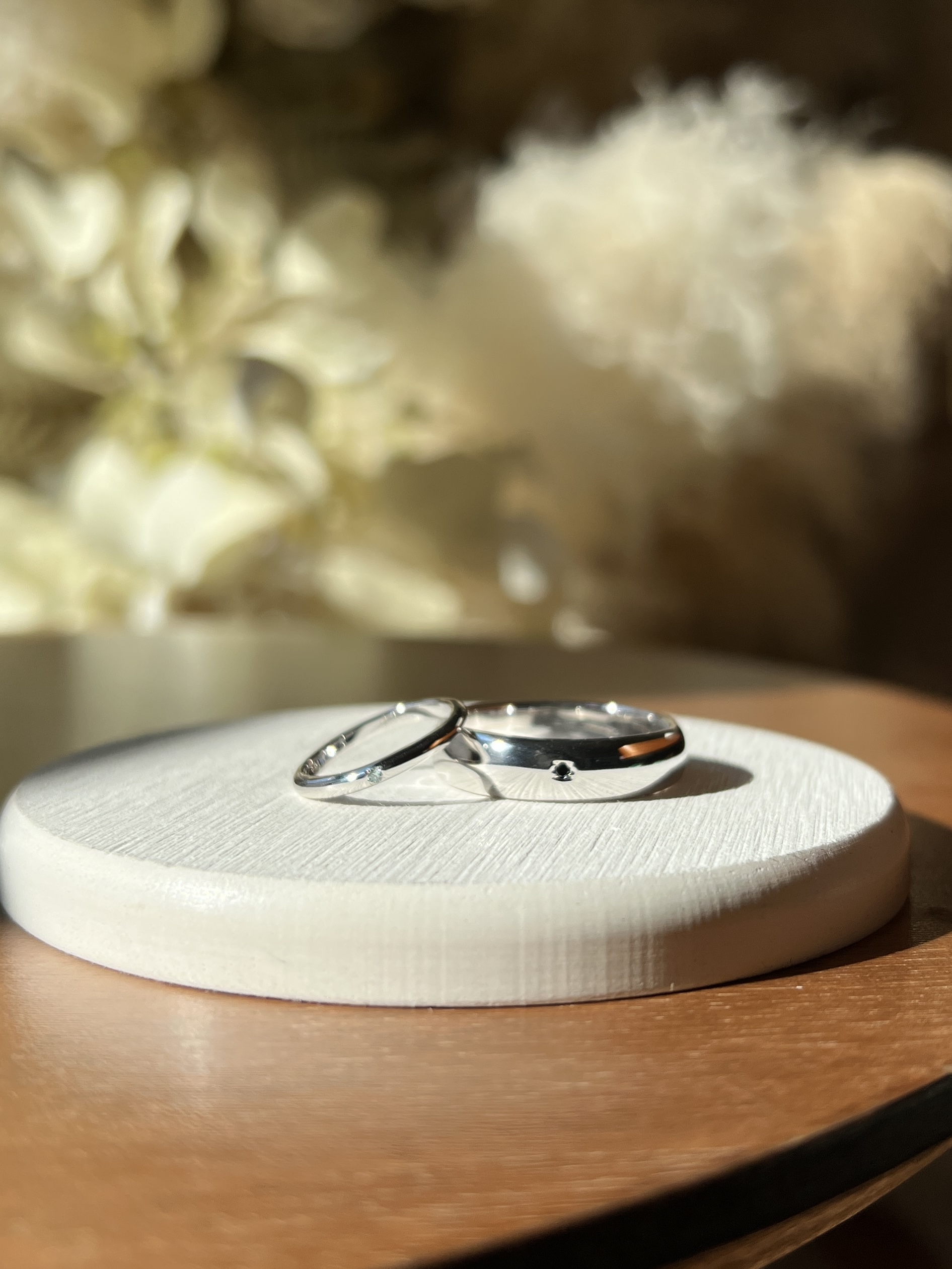 手作りペアリング（シルバー） シルバー925 甲丸 鏡面 ２mm ６mm アイスブルーダイヤモンド ブラックダイヤモンド カラーリング（ロジウム）