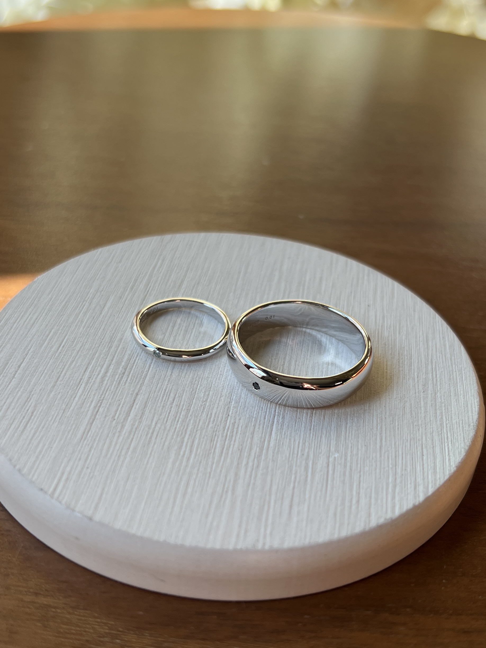 手作りペアリング（シルバー） シルバー925 甲丸 鏡面 ２mm ６mm アイスブルーダイヤモンド ブラックダイヤモンド カラーリング（ロジウム）