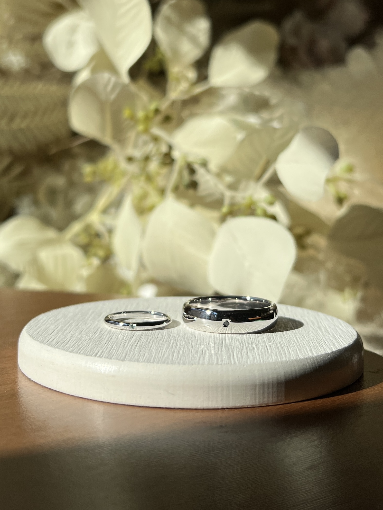 手作りペアリング（シルバー） シルバー925 甲丸 鏡面 ２mm ６mm アイスブルーダイヤモンド ブラックダイヤモンド カラーリング（ロジウム）