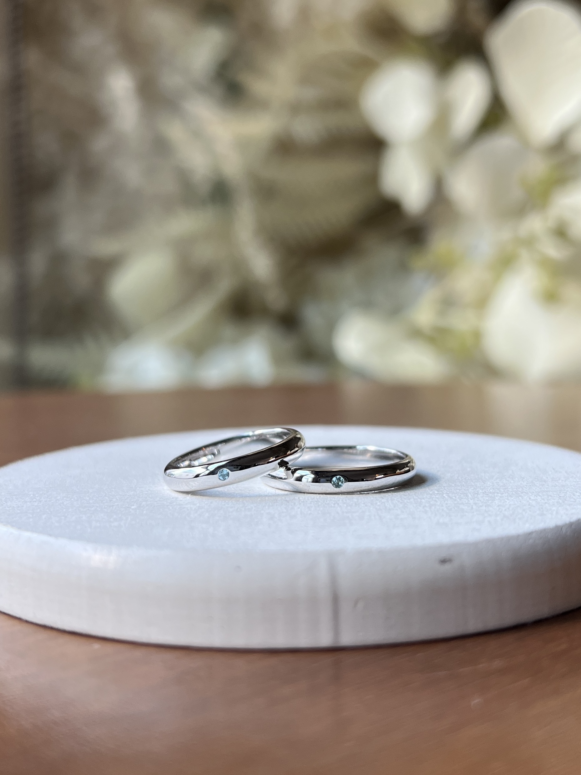 手作りペアリング（シルバー） シルバー925 甲丸 鏡面 ３mm 11月 ブルートパーズ カラーリング（ロジウム） レーザー刻印