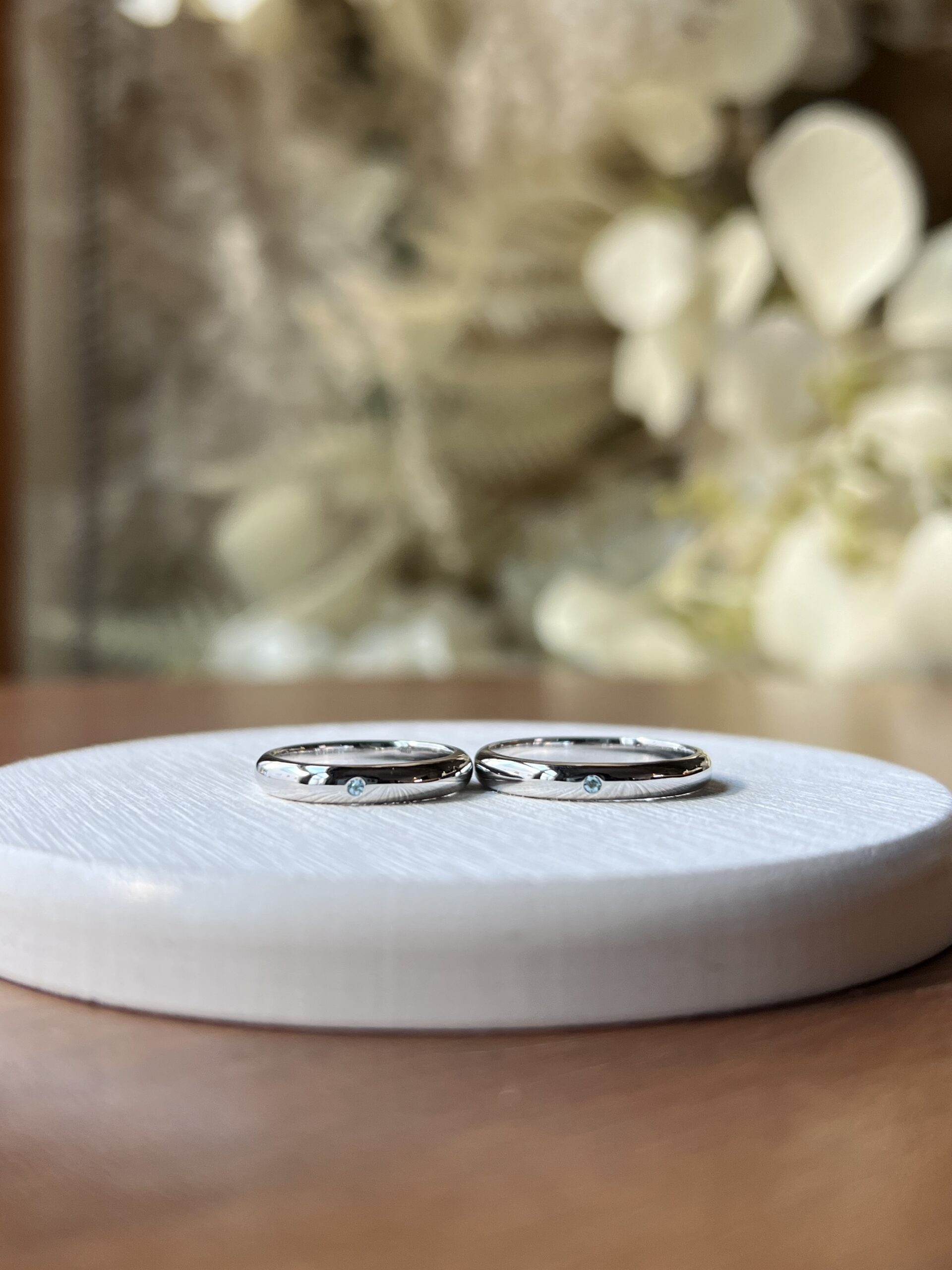 手作りペアリング（シルバー） シルバー925 甲丸 鏡面 ３mm 11月 ブルートパーズ カラーリング（ロジウム） レーザー刻印