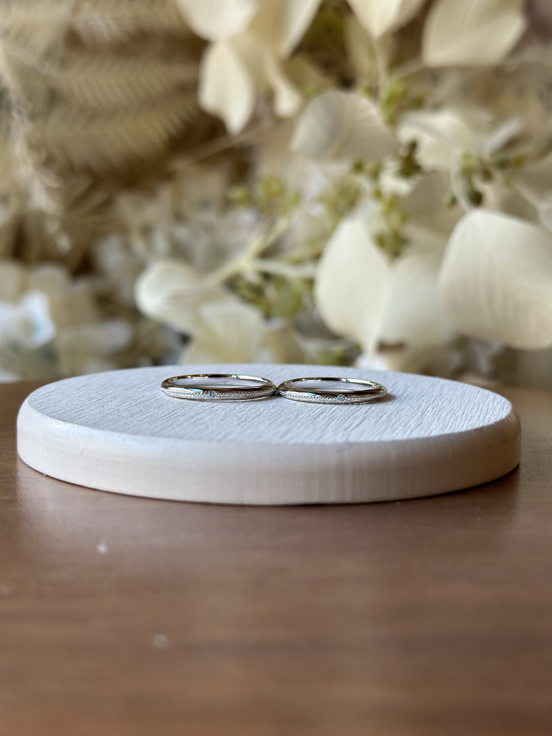 手作りペアリング（シルバー） 甲丸 鏡面 ２mm アイスブルーダイヤモンド カラーリング（ロジウム） ミル打ち