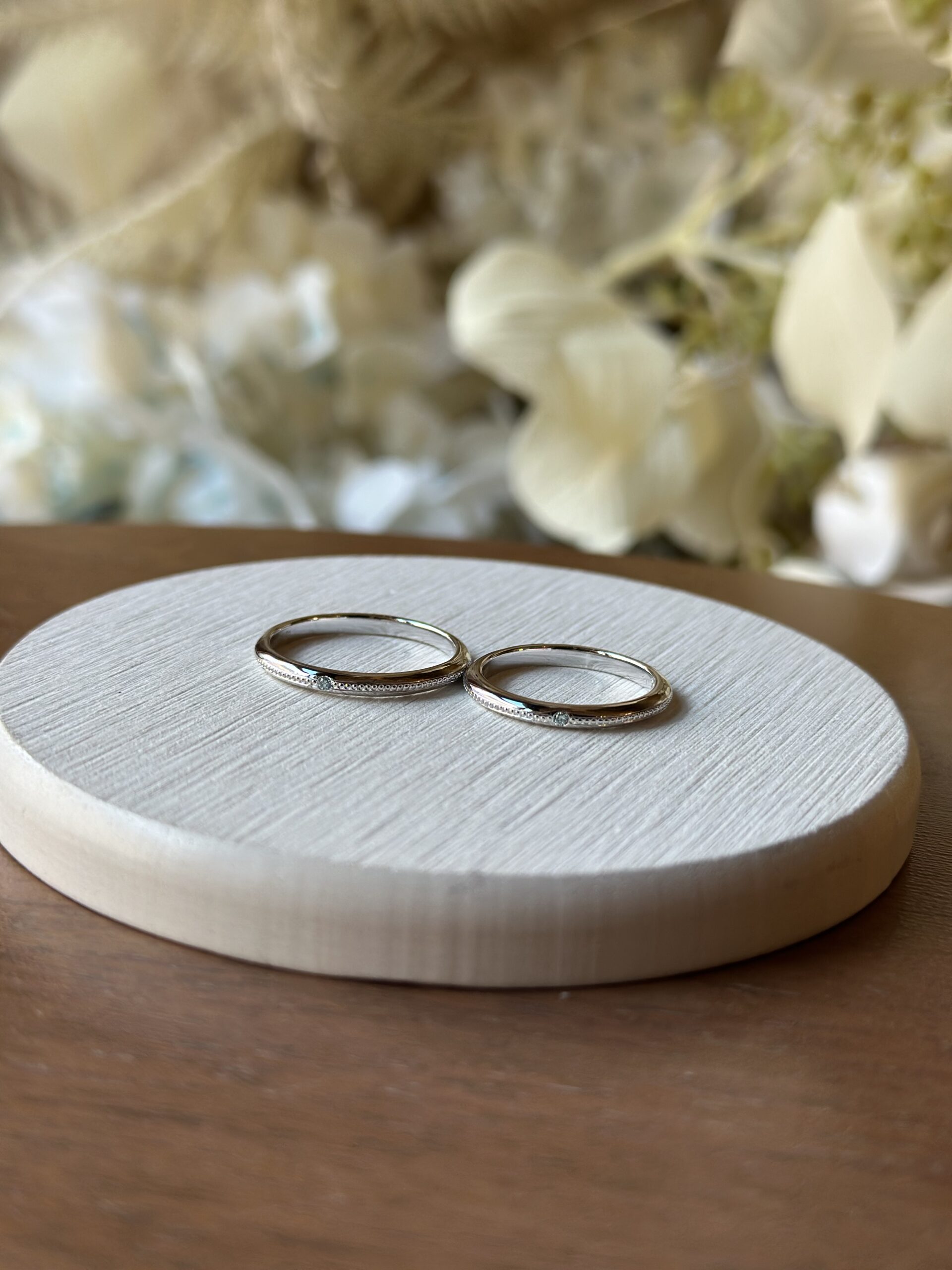 手作りペアリング（シルバー） 甲丸 鏡面 ２mm アイスブルーダイヤモンド カラーリング（ロジウム） ミル打ち