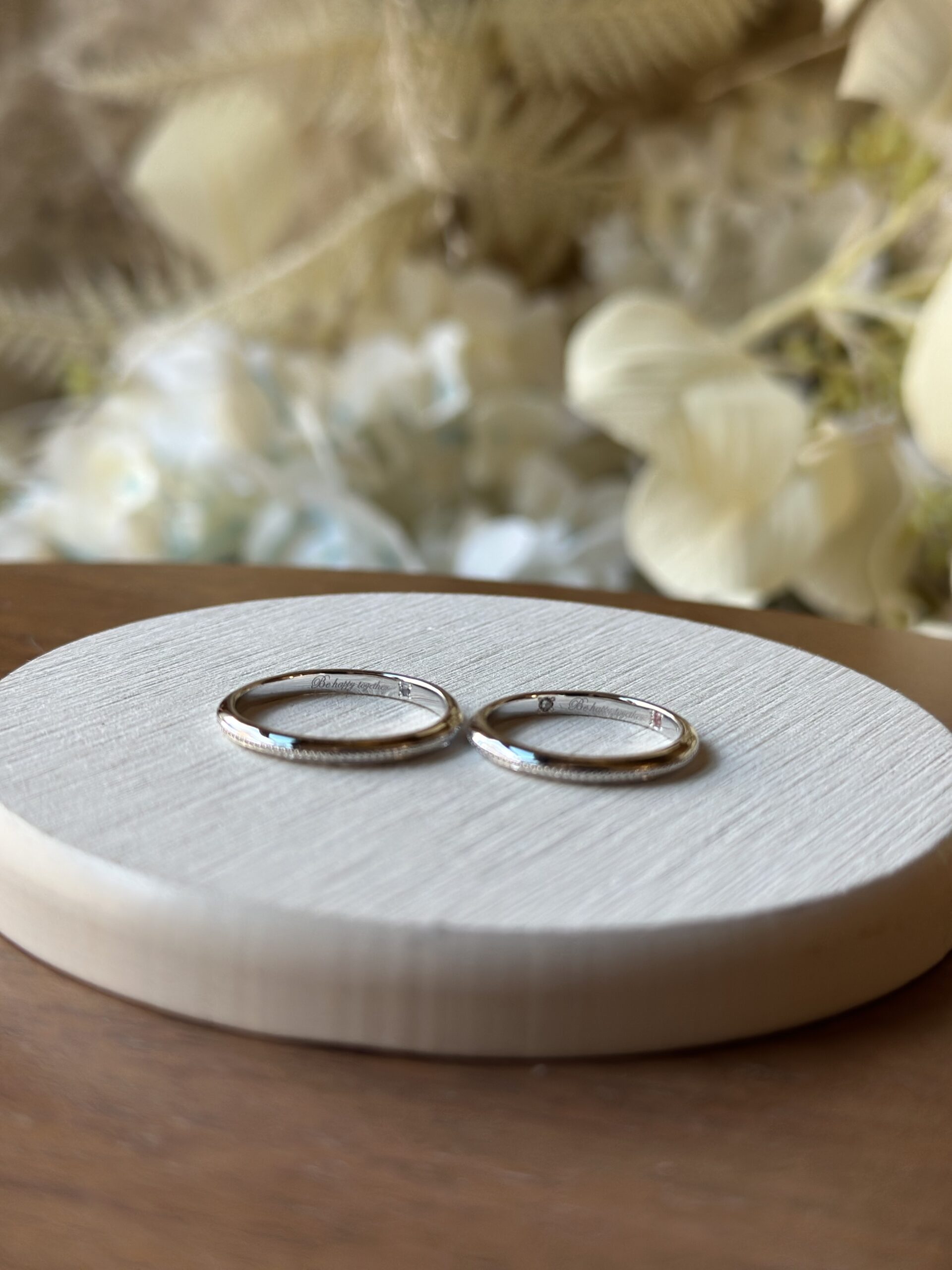 手作りペアリング（シルバー） 甲丸 鏡面 ２mm アイスブルーダイヤモンド カラーリング（ロジウム） ミル打ち