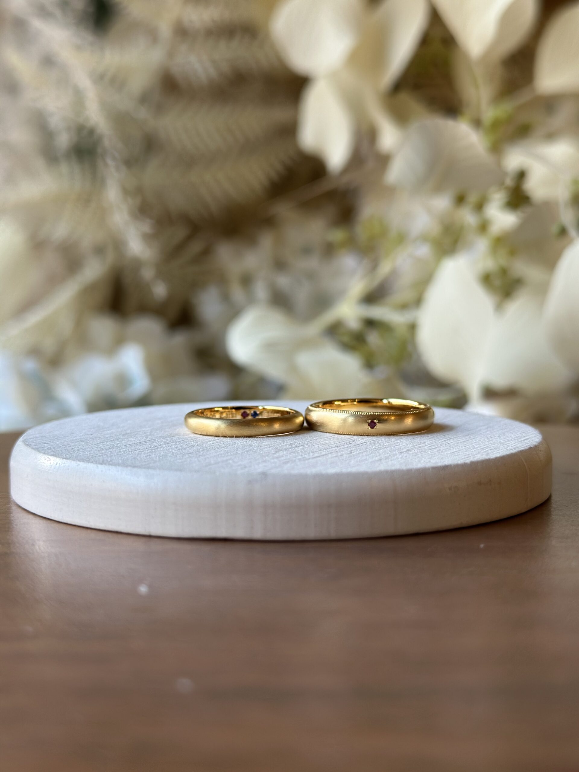 手作りペアリング（シルバー） シルバー925 甲丸 つや消し ３mm ４mm 7月 ルビー 9月 サファイア カラーリング（イエローゴールド） ミル打ち レーザー刻印