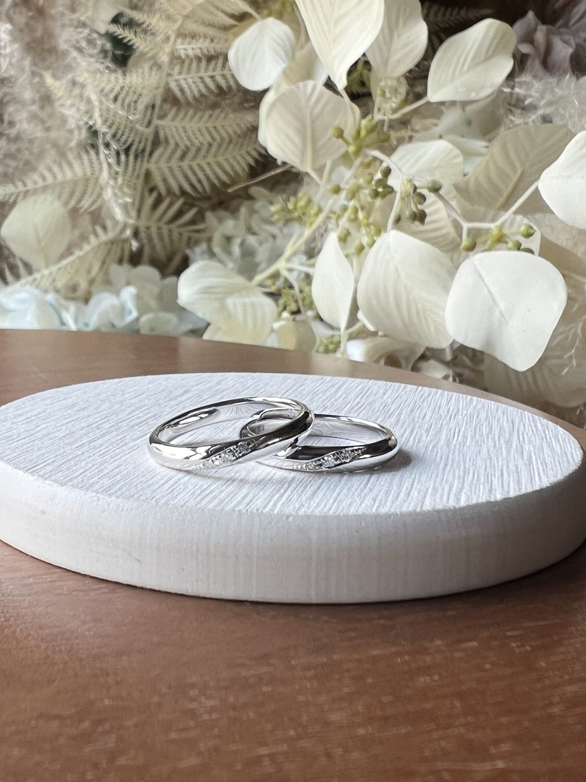 手作りペアリング（シルバー） シルバー925 彫り留め 甲丸 鏡面 ３mm 8月 ペリドット カラーレスダイヤモンド カラーリング（ロジウム） レーザー刻印