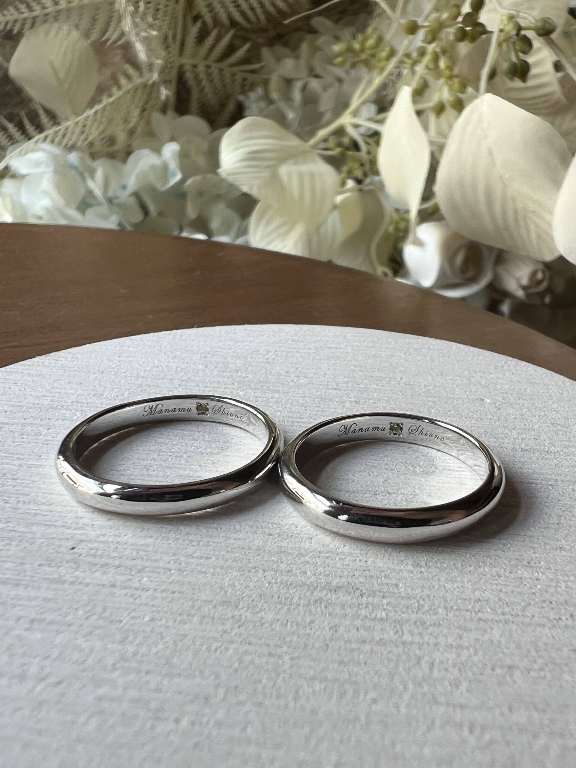 手作りペアリング（シルバー） シルバー925 彫り留め 甲丸 鏡面 ３mm 8月 ペリドット カラーレスダイヤモンド カラーリング（ロジウム） レーザー刻印