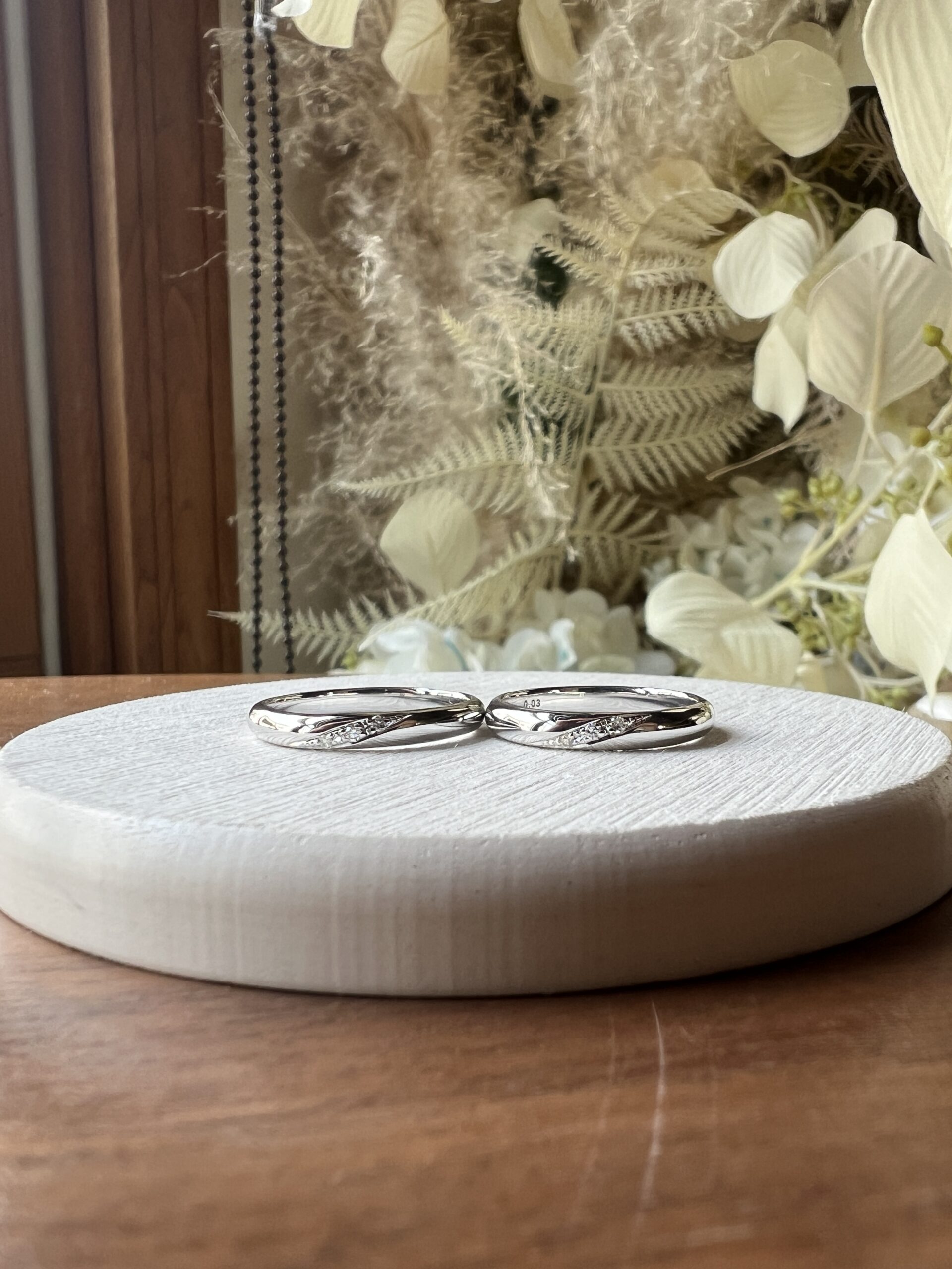 手作りペアリング（シルバー） シルバー925 彫り留め 甲丸 鏡面 ３mm 8月 ペリドット カラーレスダイヤモンド カラーリング（ロジウム） レーザー刻印