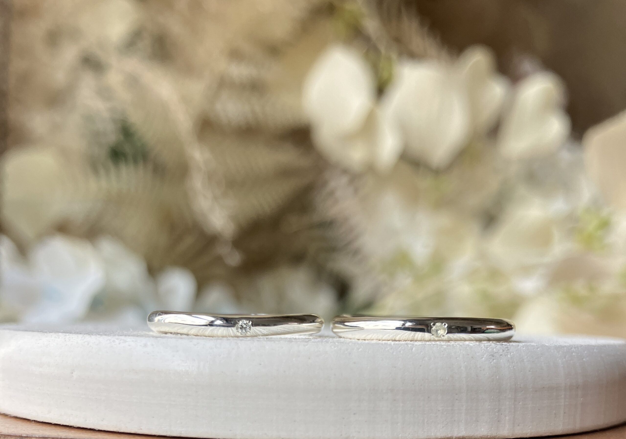 手作りペアリング（シルバー） 甲丸 鏡面 ２mm カラーダイヤモンド 6月 ムーンストーン