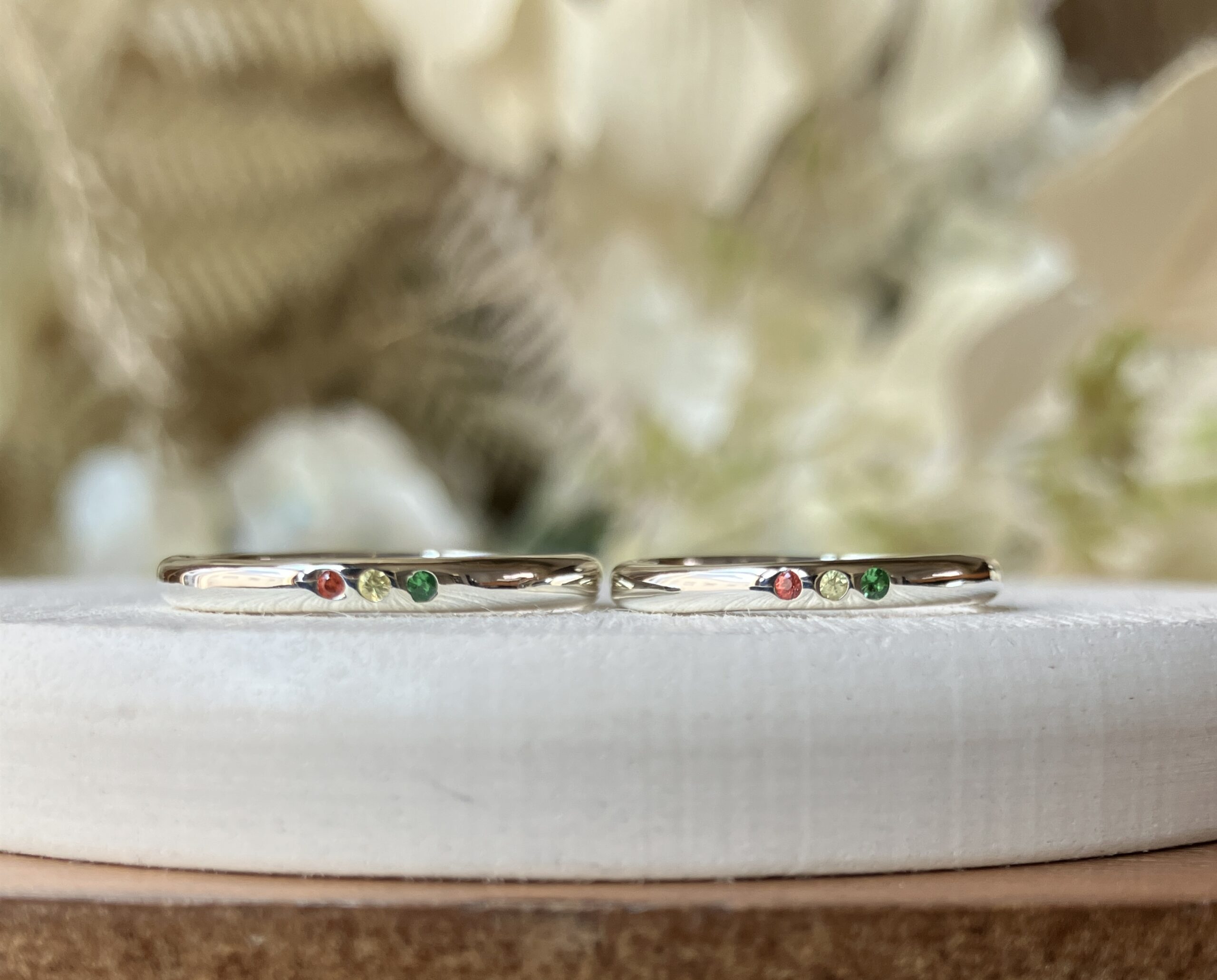 手作りペアリング（シルバー） 甲丸 鏡面 ２mm 9月 サファイア グリーンガーネット