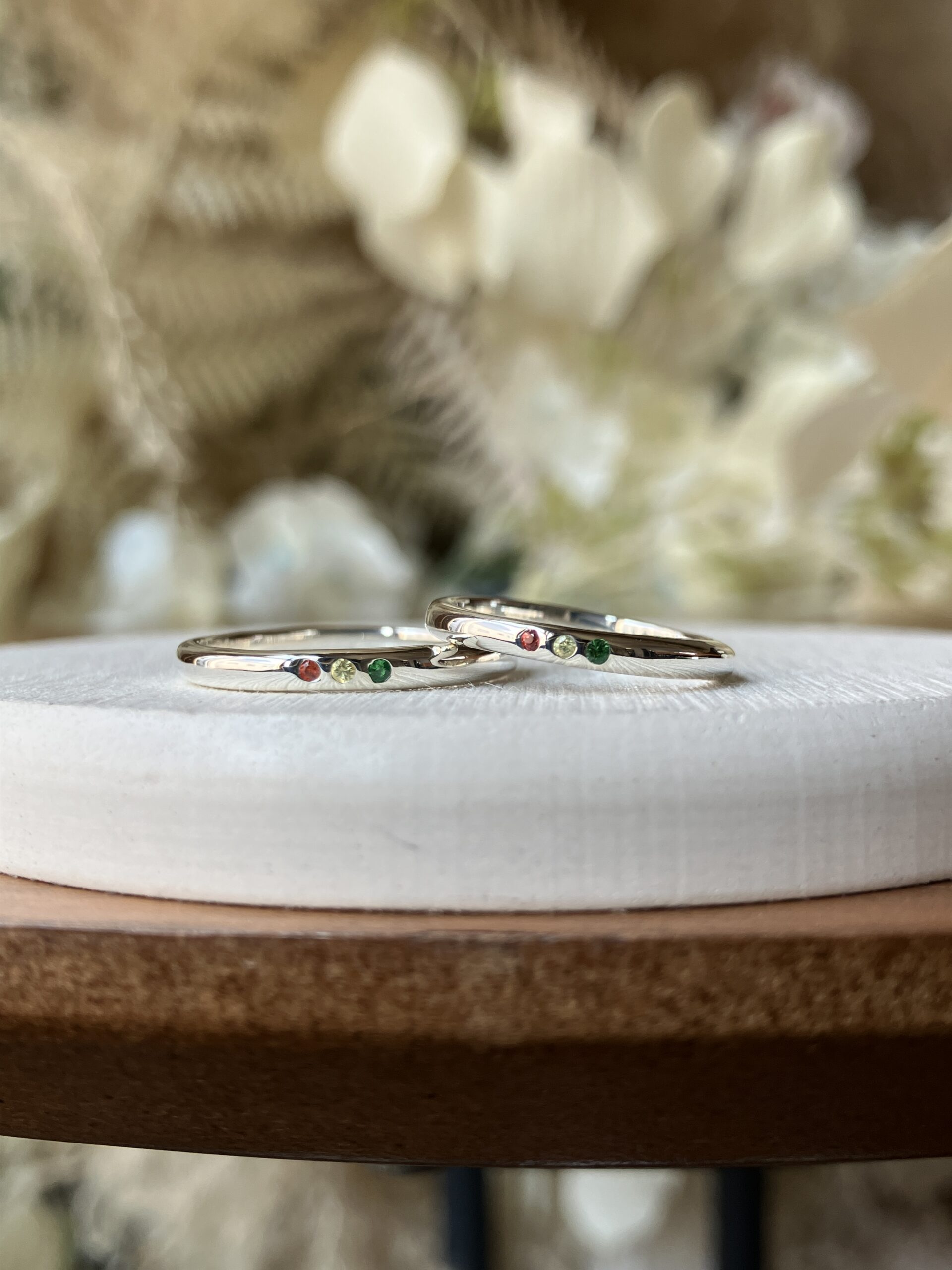 手作りペアリング（シルバー） 甲丸 鏡面 ２mm 9月 サファイア グリーンガーネット