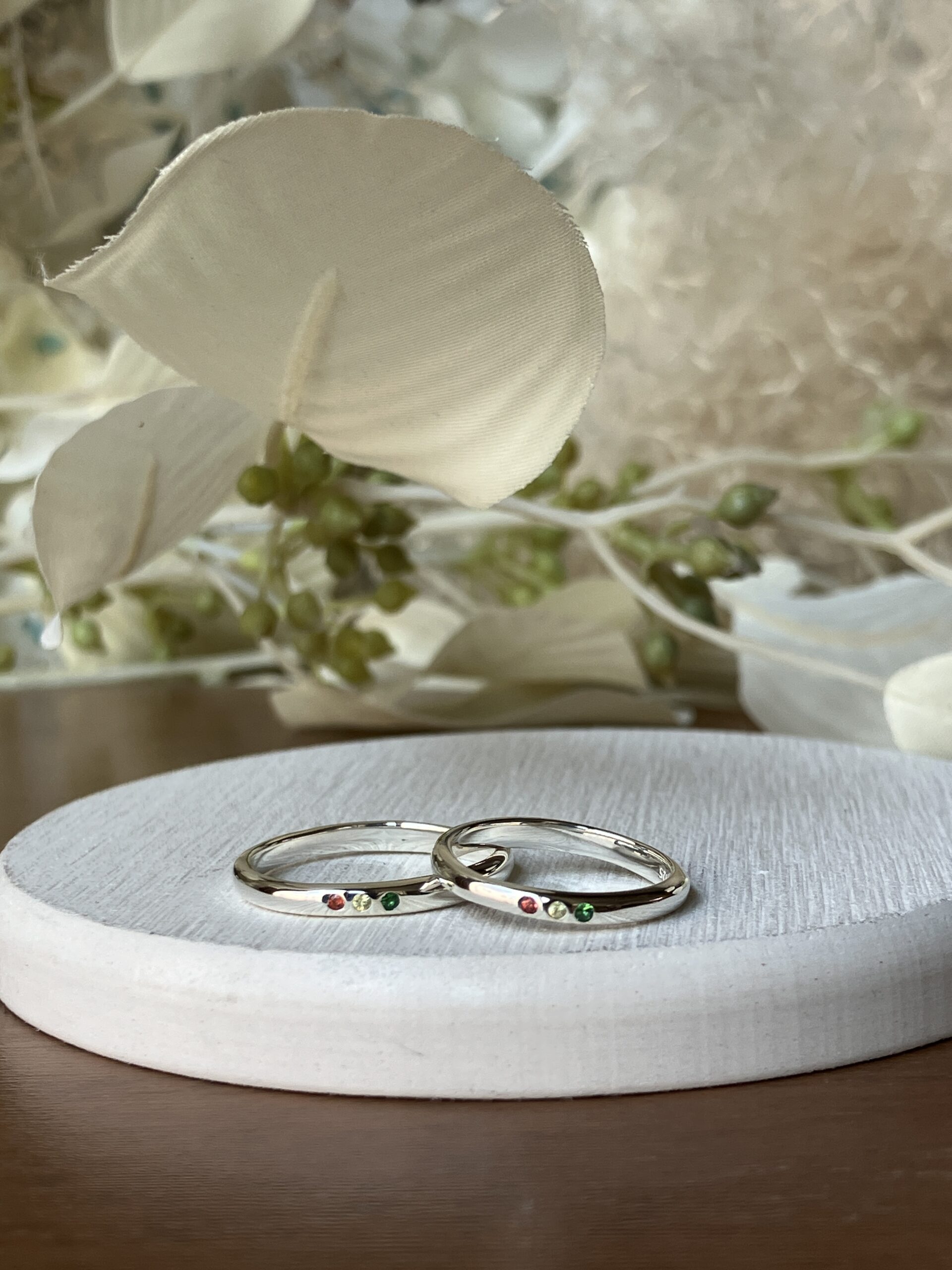 手作りペアリング（シルバー） 甲丸 鏡面 ２mm 9月 サファイア グリーンガーネット