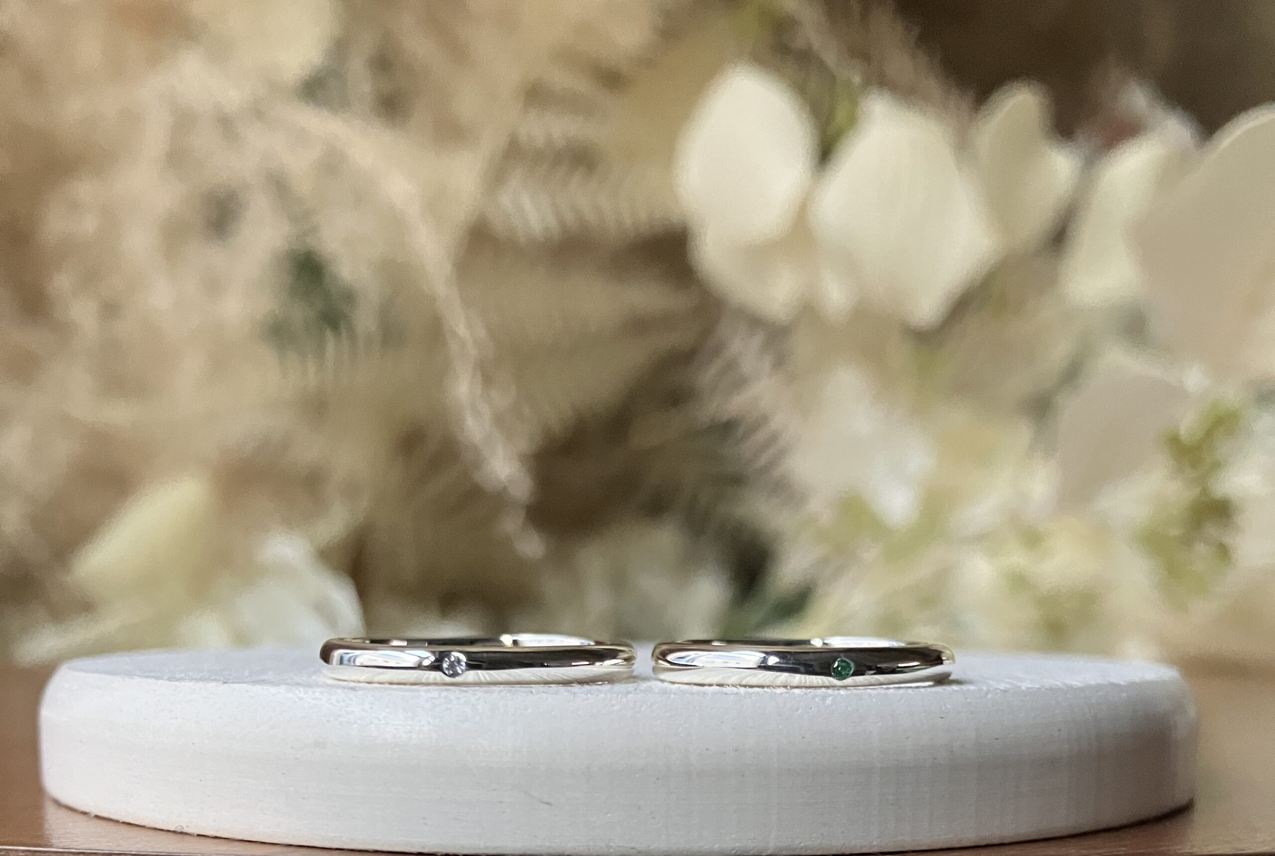 手作りハワイアンシルバーリング（ペアリング） 甲丸 鏡面 ２mm 12月 タンザナイト 5月 エメラルド