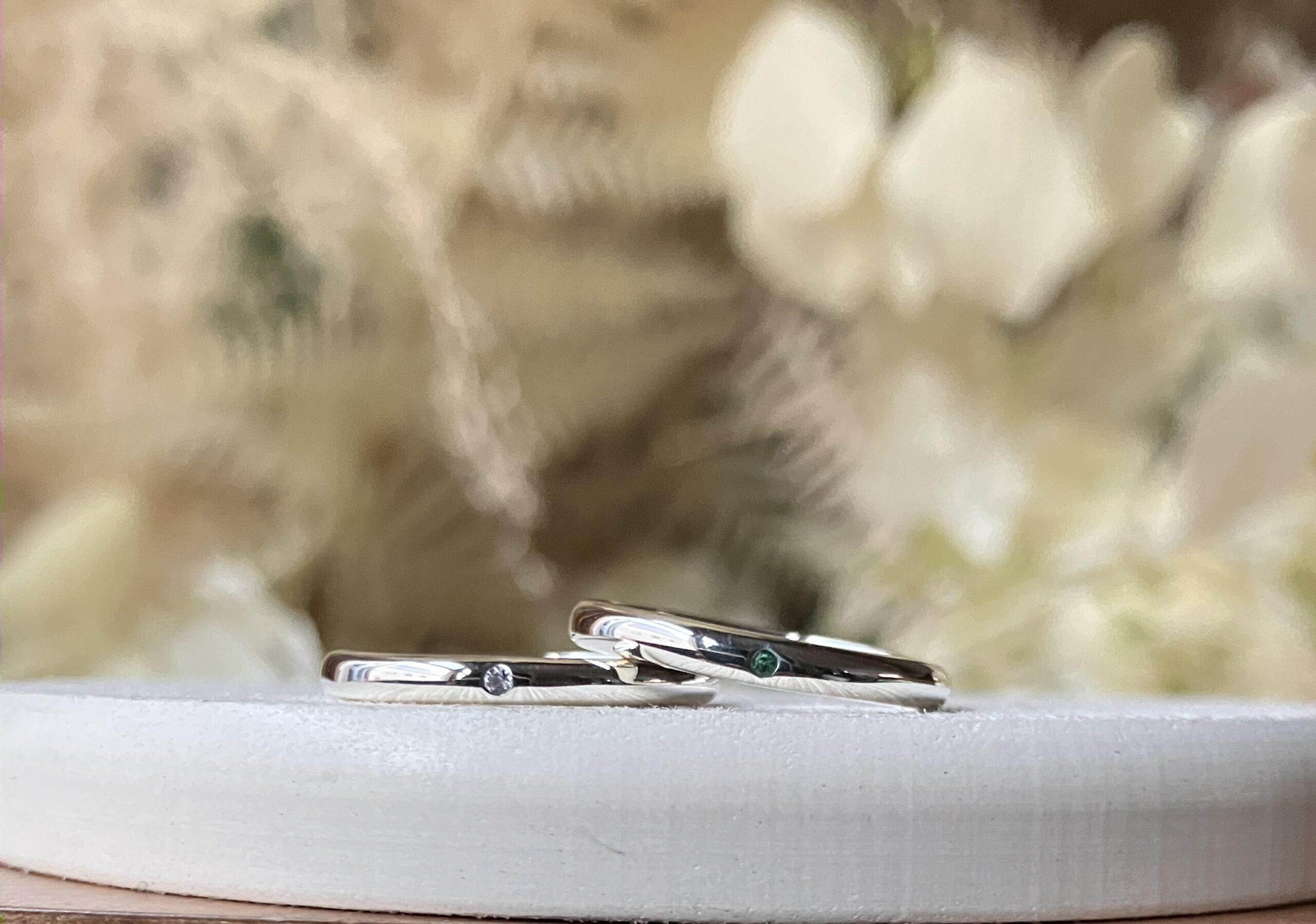 手作りハワイアンシルバーリング（ペアリング） 甲丸 鏡面 ２mm 12月 タンザナイト 5月 エメラルド