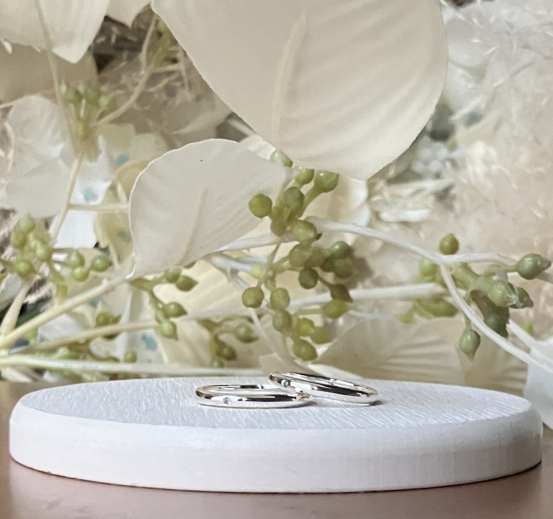 手作りハワイアンシルバーリング（ペアリング） 甲丸 鏡面 ２mm 12月 タンザナイト 5月 エメラルド