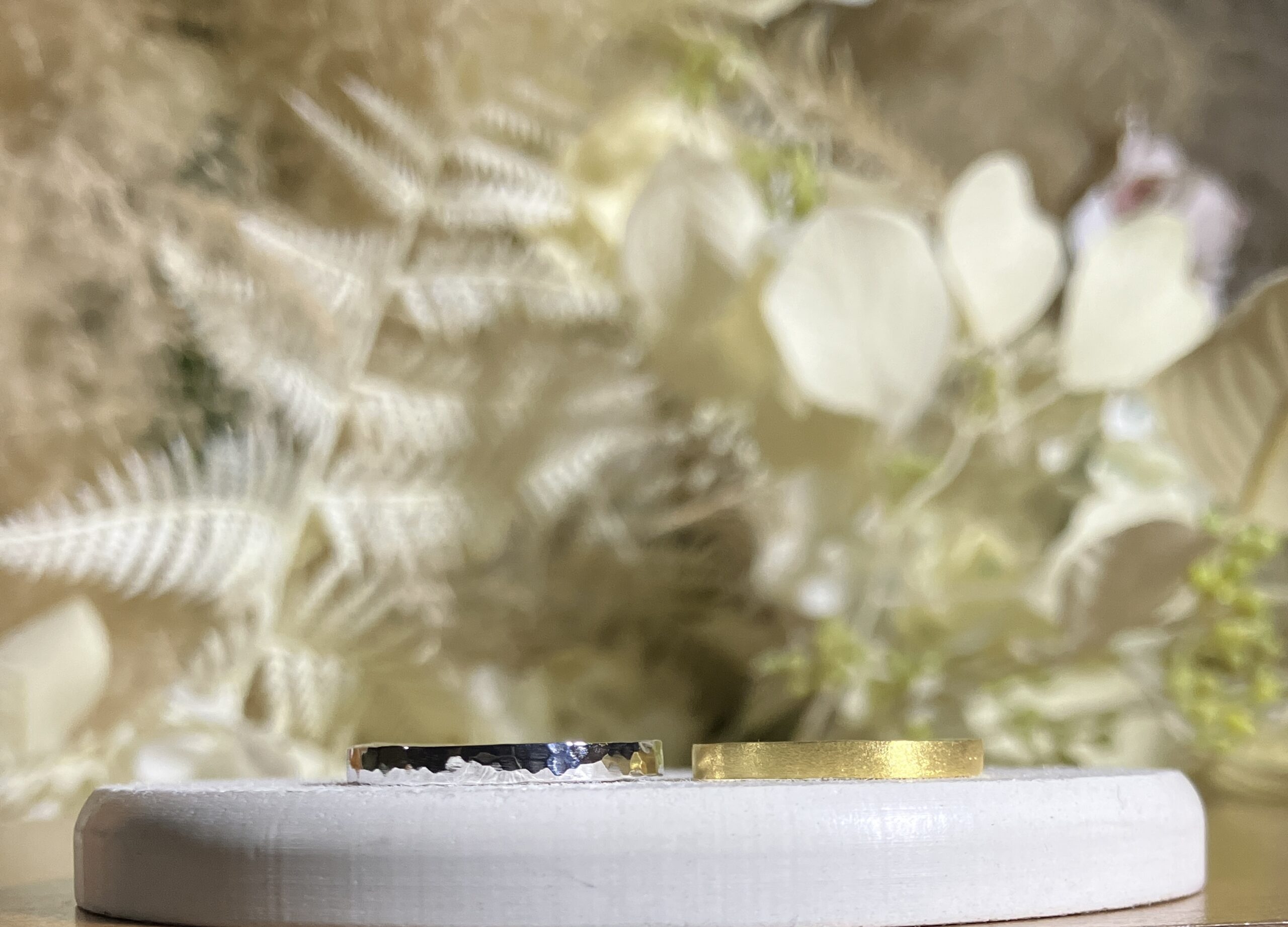 手作りペアリング（シルバー） 平打ち（内甲丸） スターダスト ハンマー ２mm カラーリング（イエローゴールド）