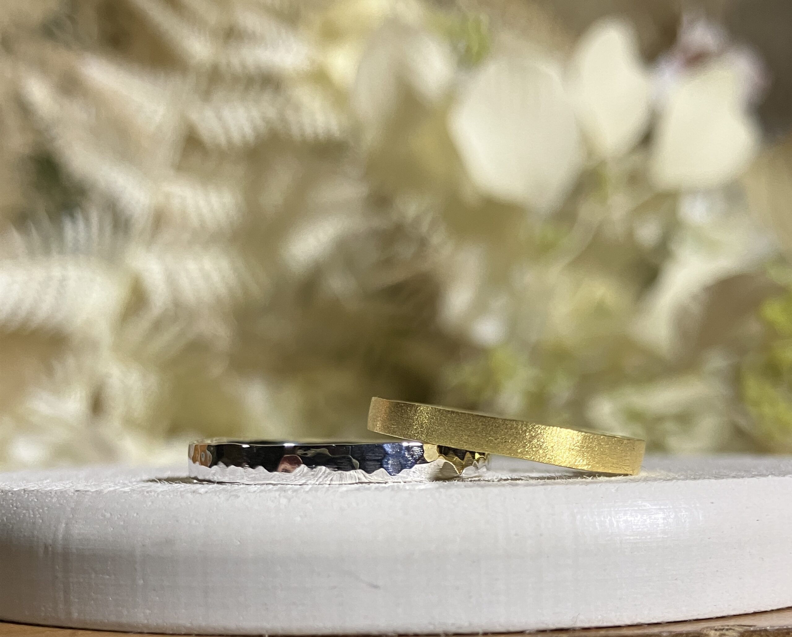 手作りペアリング（シルバー） 平打ち（内甲丸） スターダスト ハンマー ２mm カラーリング（イエローゴールド）