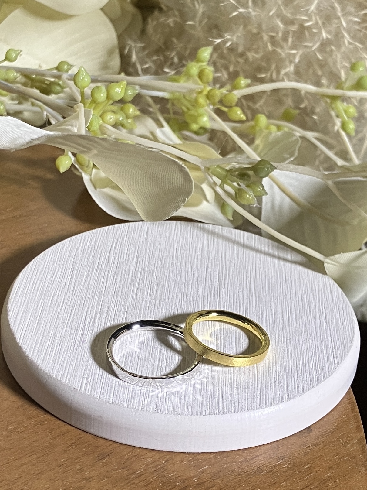 手作りペアリング（シルバー） 平打ち（内甲丸） スターダスト ハンマー ２mm カラーリング（イエローゴールド）