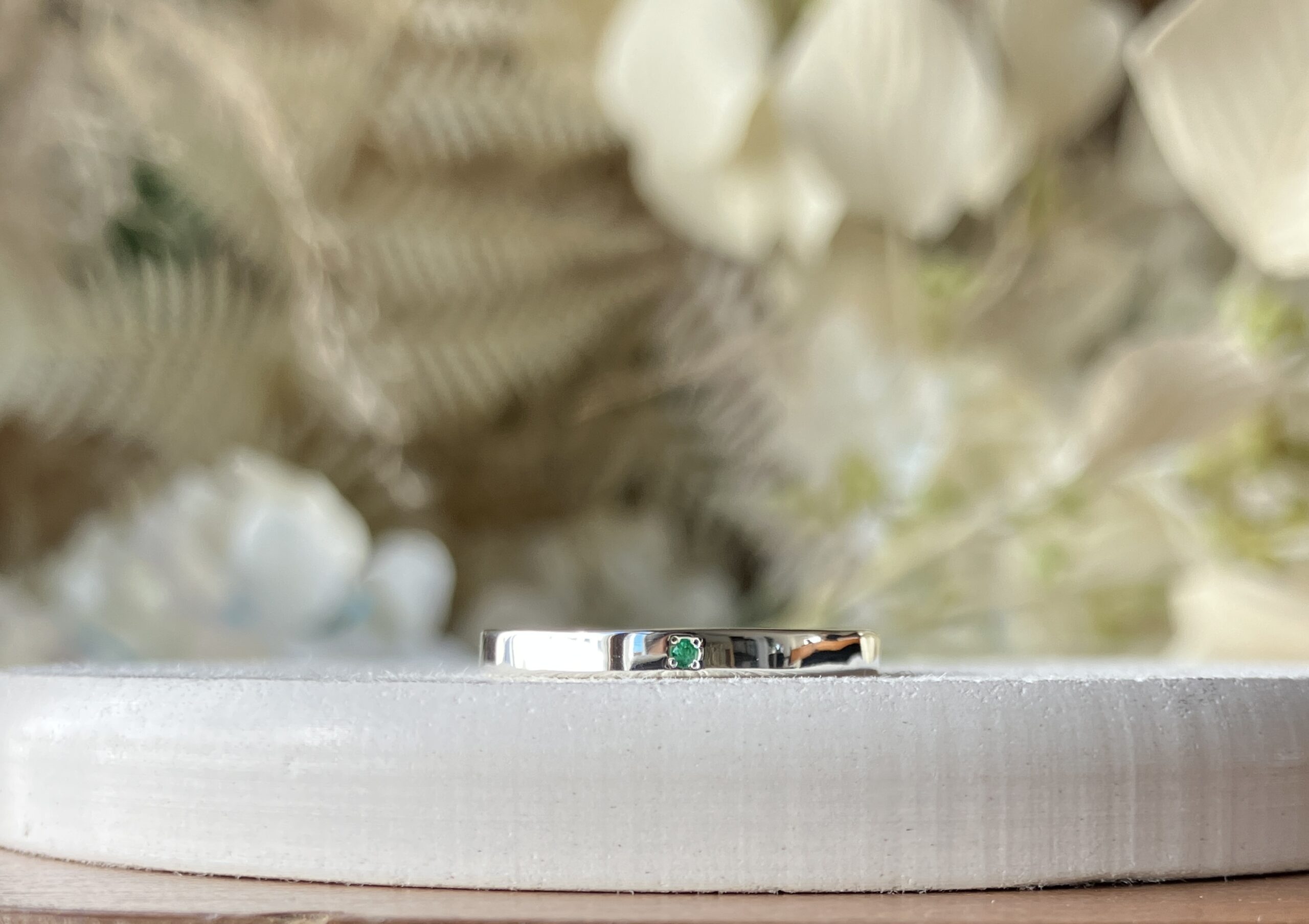 手作りペアリング（シルバー） 平打ち（内甲丸） 鏡面 ２mm 5月 エメラルド