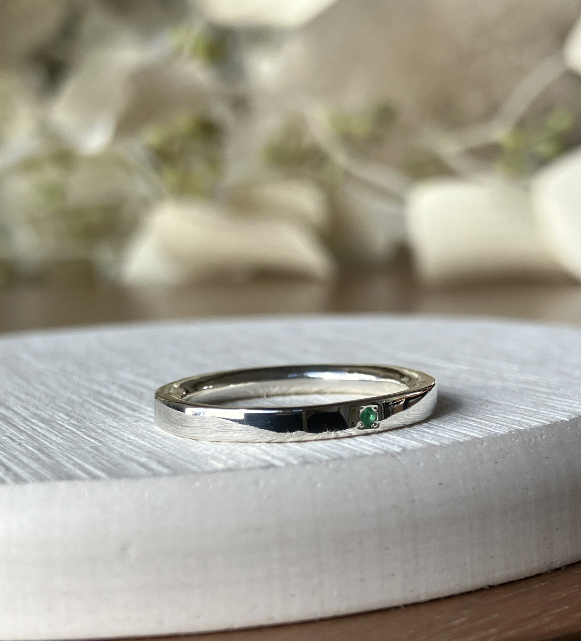 手作りペアリング（シルバー） 平打ち（内甲丸） 鏡面 ２mm 5月 エメラルド