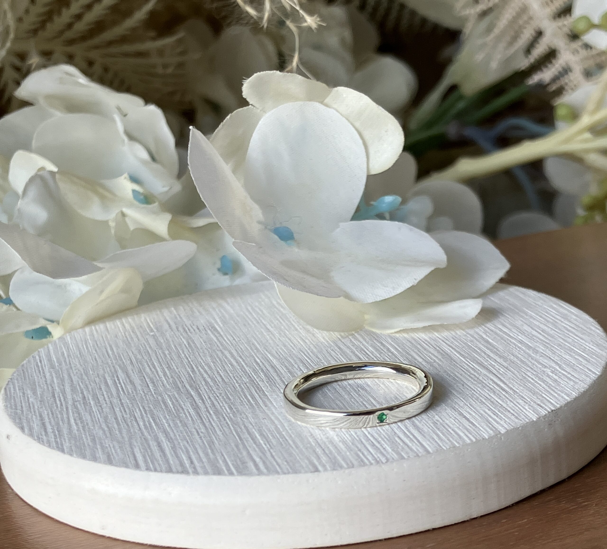 手作りペアリング（シルバー） 平打ち（内甲丸） 鏡面 ２mm 5月 エメラルド