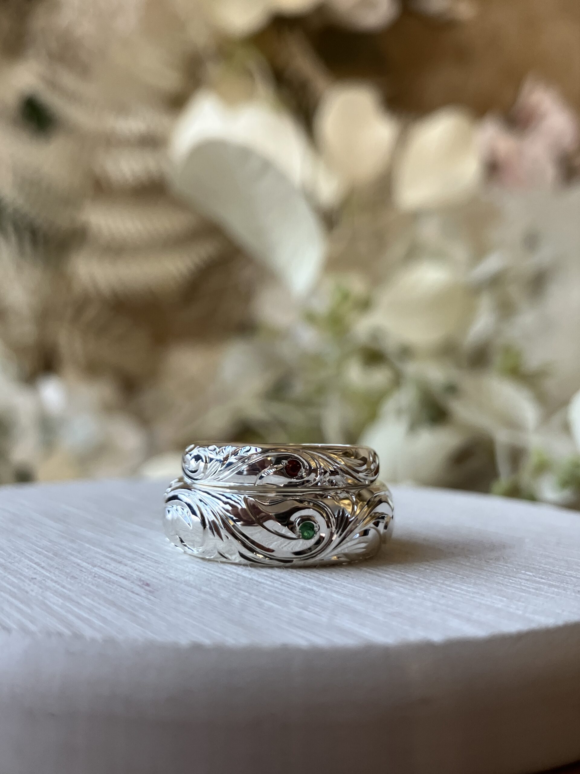 手作りハワイアンシルバーリング（ペアリング） 甲丸 鏡面 ４mm ６mm 1月 ガーネット グリーンガーネット ハワイアン　ワンポイント ハワイアンふたりでひとつ フィッシュフック