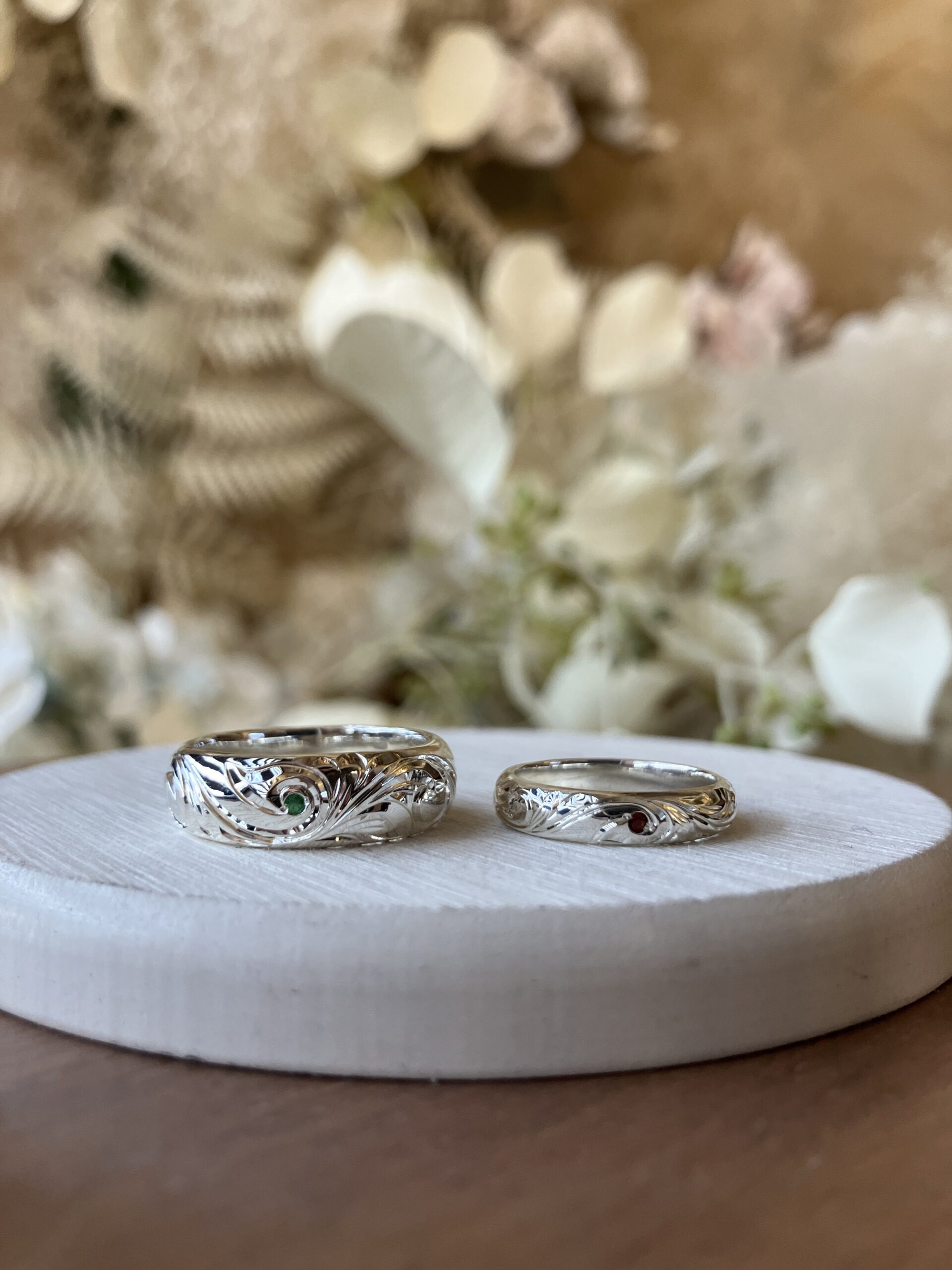 手作りハワイアンシルバーリング（ペアリング） 甲丸 鏡面 ４mm ６mm 1月 ガーネット グリーンガーネット ハワイアン　ワンポイント ハワイアンふたりでひとつ フィッシュフック