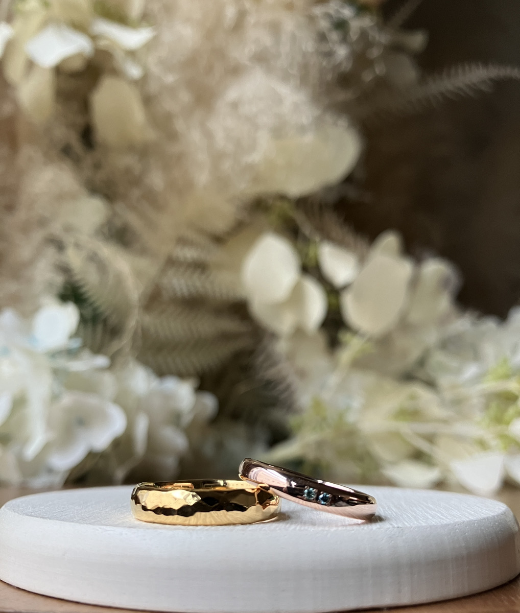 手作りペアリング（シルバー） 甲丸 鏡面 ３mm ４mm アイスブルーダイヤモンド