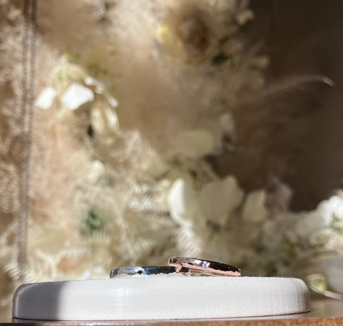 手作りペアリング（シルバー） 平打ち（内甲丸） 甲丸 ハンマー 鏡面 ２mm 12月 タンザナイト ブラックダイヤモンド カラーリング（ピンクゴールド）