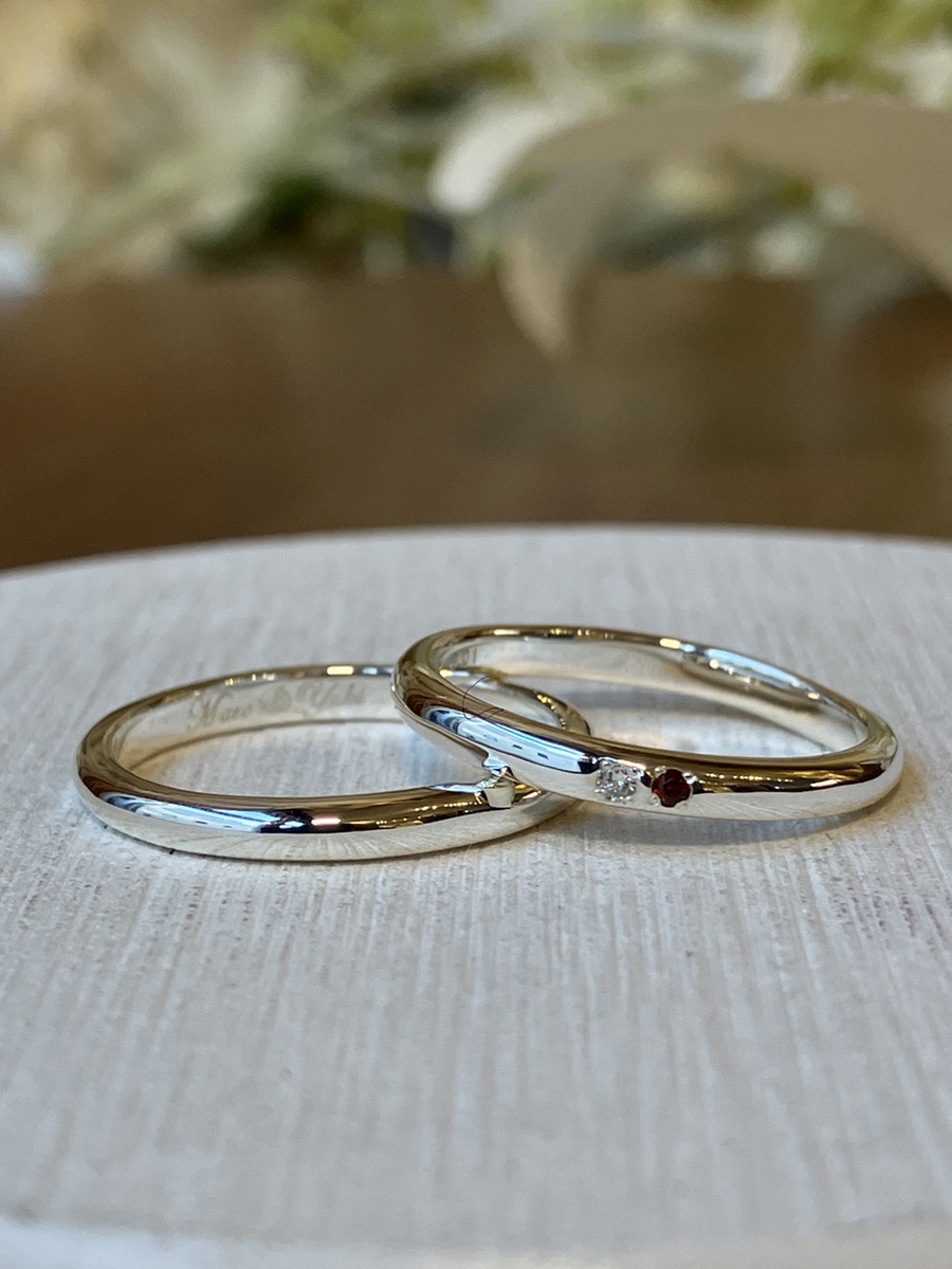 手作りペアリング（シルバー） 甲丸 鏡面 ２mm カラーレスダイヤモンド 1月 ガーネット レーザー刻印